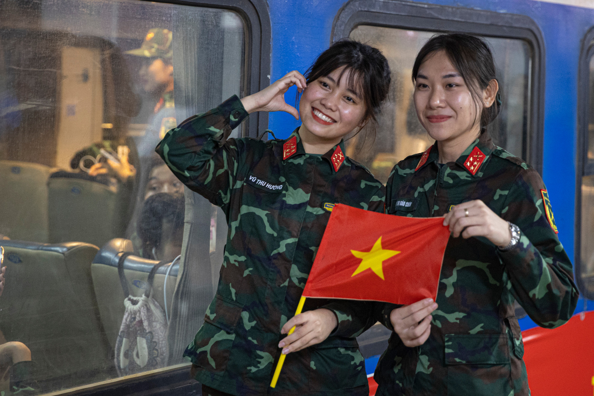 Các chiến sĩ, quân nhân chụp ảnh kỷ niệm trước khi tàu di chuyển.