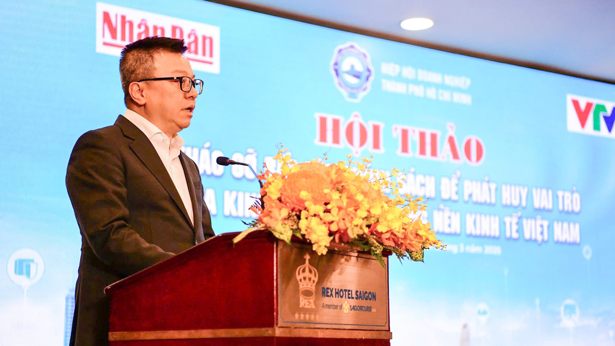 Đồng chí Lê Quốc Minh, Ủy viên Trung ương Đảng, Tổng Biên tập Báo Nhân Dân, Phó Trưởng Ban Tuyên giáo và Dân vận Trung ương, Chủ tịch Hội Nhà báo Việt Nam phát biểu tại hội thảo.