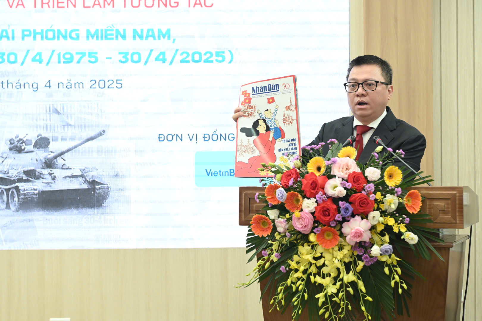 Tổng Biên tập Lê Quốc Minh giới thiệu về ấn phẩm đặc biệt.