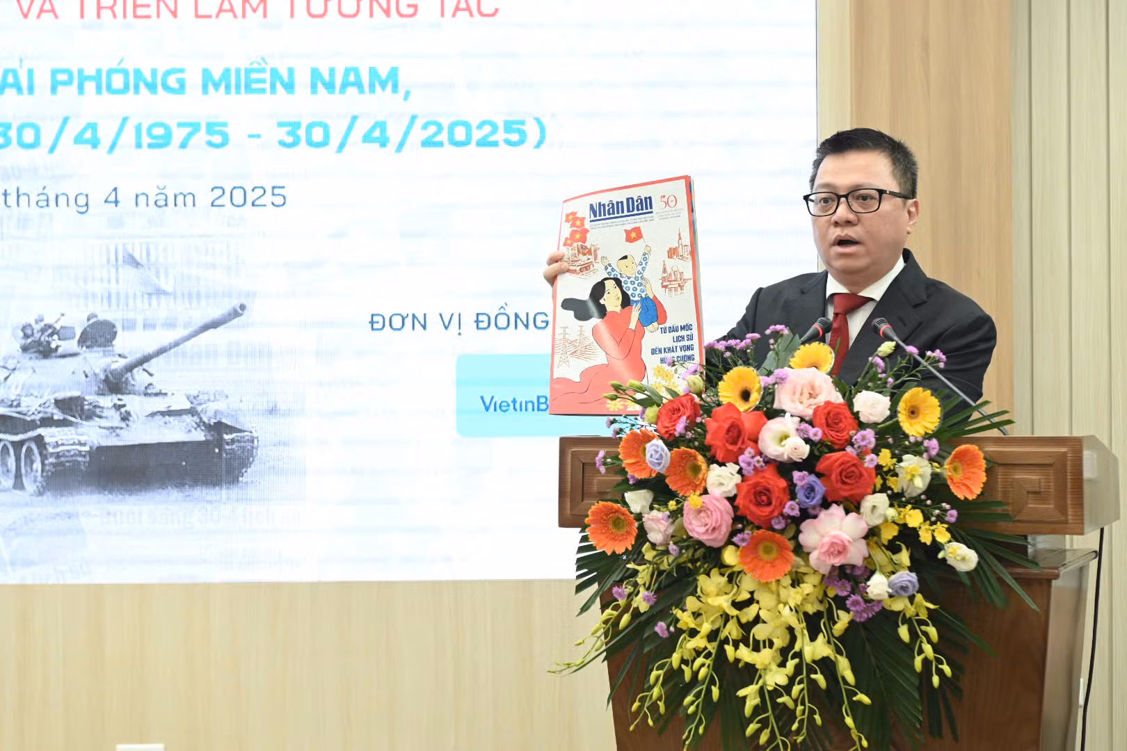 Tổng Biên tập Lê Quốc Minh giới thiệu về ấn phẩm đặc biệt.