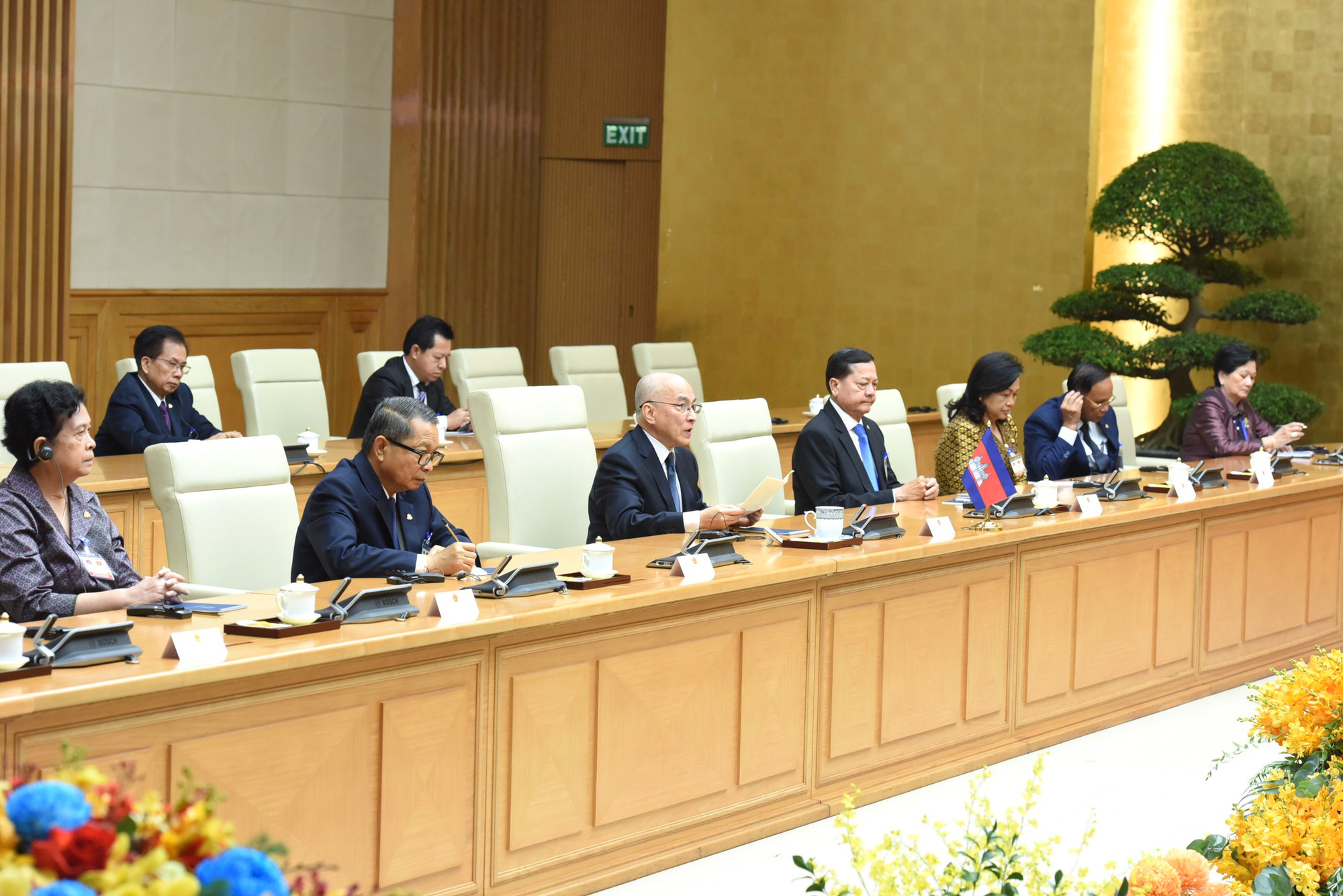 Quốc vương Campuchia Preah Bat Samdech Preah Boromneath Norodom Sihamoni và các thành viên trong đoàn tại buổi tiếp kiến Thủ tướng Phạm Minh Chính.
