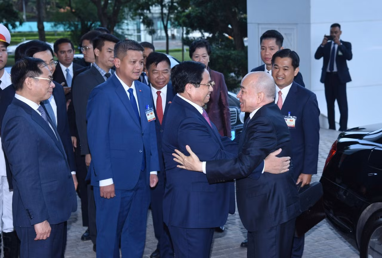 Thủ tướng Phạm Minh Chính đón Quốc vương Campuchia Preah Bat Samdech Preah Boromneath Norodom Sihamoni. Thủ tướng Phạm Minh Chính đón Quốc vương Campuchia Preah Bat Samdech Preah Boromneath Norodom Sihamoni.