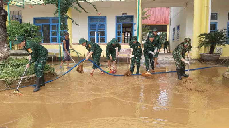 Bộ đội Biên phòng Quảng Bình giúp Trường trung học cơ sở Phong Thủy, huyện Lệ Thủy dọn vệ sinh trường lớp.