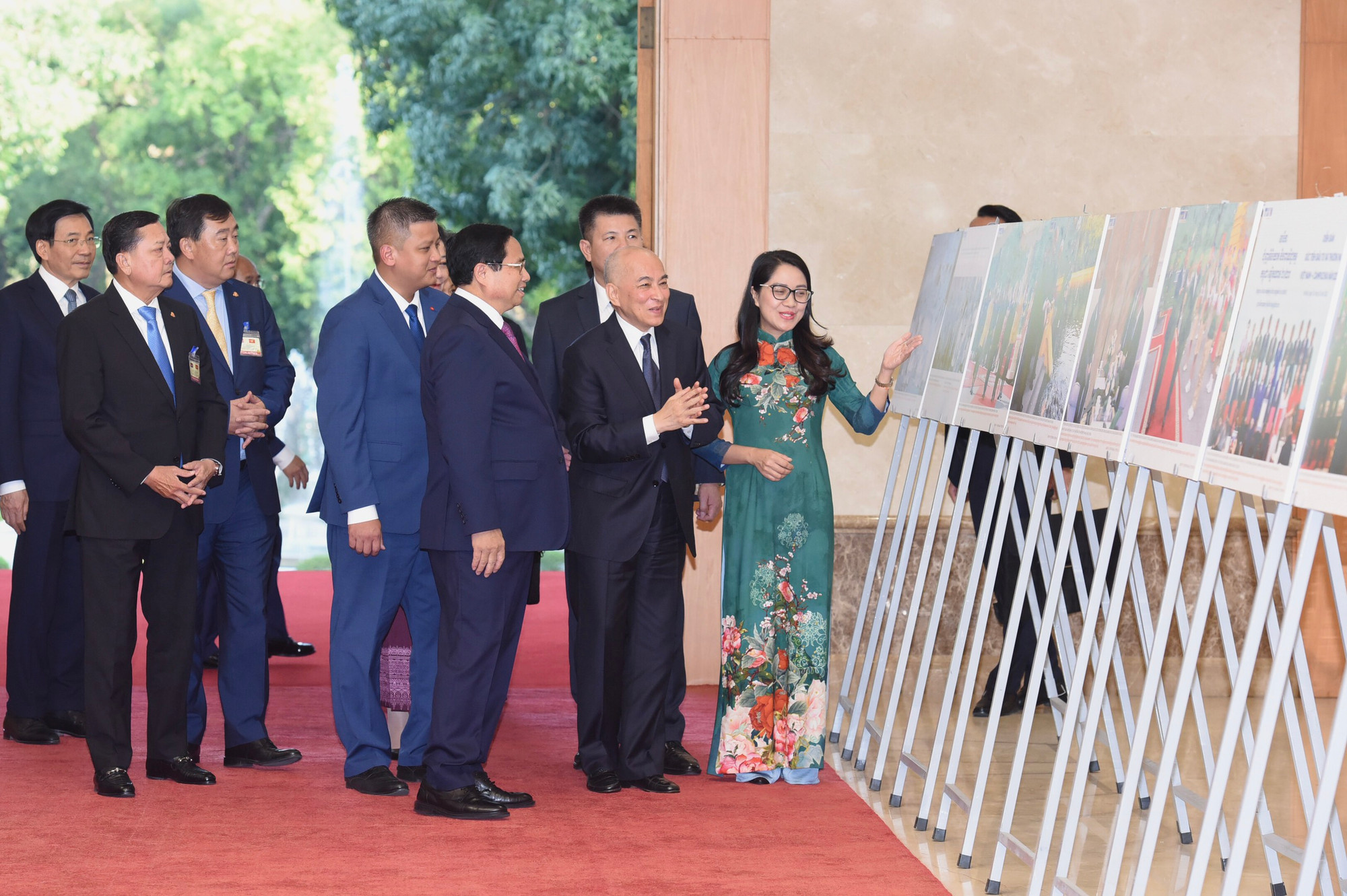 Thủ tướng Phạm Minh Chính giới thiệu với Quốc vương Campuchia Preah Bat Samdech Preah Boromneath Norodom Sihamoni về hình ảnh hợp tác giữa hai nước.