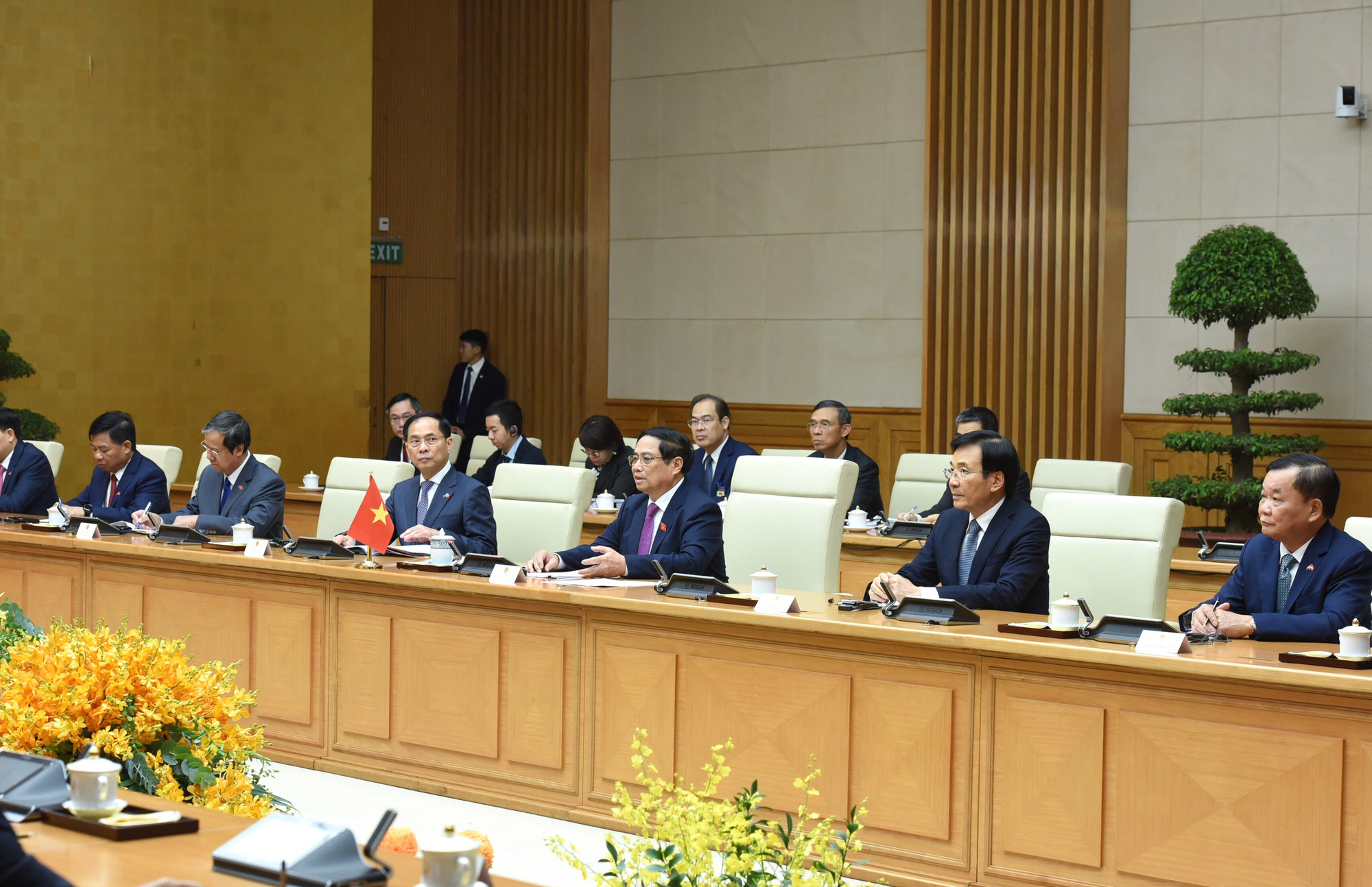 Thủ tướng Phạm Minh Chính và các thành viên Chính phủ Việt Nam tại buổi tiếp kiến Quốc vương Campuchia Preah Bat Samdech Preah Boromneath Norodom Sihamoni.