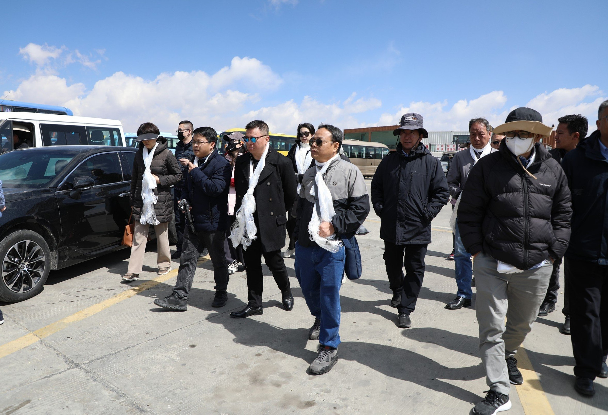 Trong khuôn khổ chuyến thăm, Đoàn đại biểu Báo Nhân Dân đã khảo sát một số đơn vị kinh tế-văn hóa ở thành phố Bắc Kinh và khu tự trị Tây Tạng. Trong ảnh, Đoàn khảo sát tình hình bảo vệ và cải thiện môi trường sinh thái ở thành phố Lhoka, Tây Tạng.