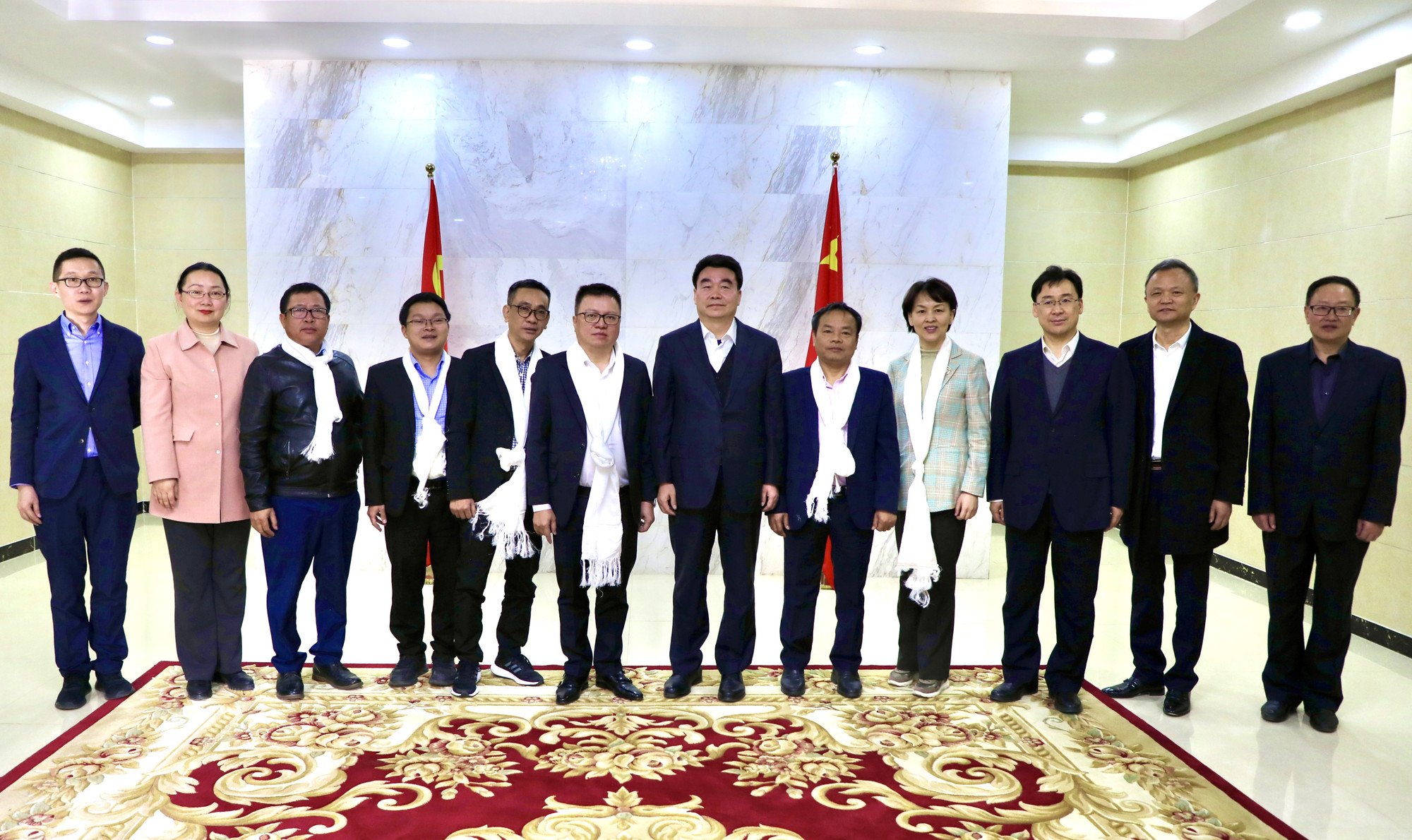 Đoàn đại biểu Báo Nhân Dân chụp ảnh lưu niệm cùng lãnh đạo khu tự trị Tây Tạng.