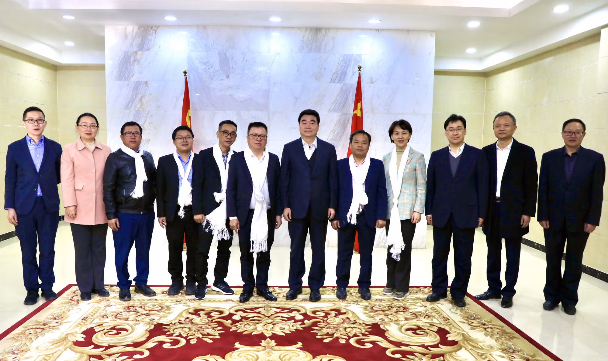 Đoàn đại biểu Báo Nhân Dân chụp ảnh lưu niệm cùng lãnh đạo khu tự trị Tây Tạng.