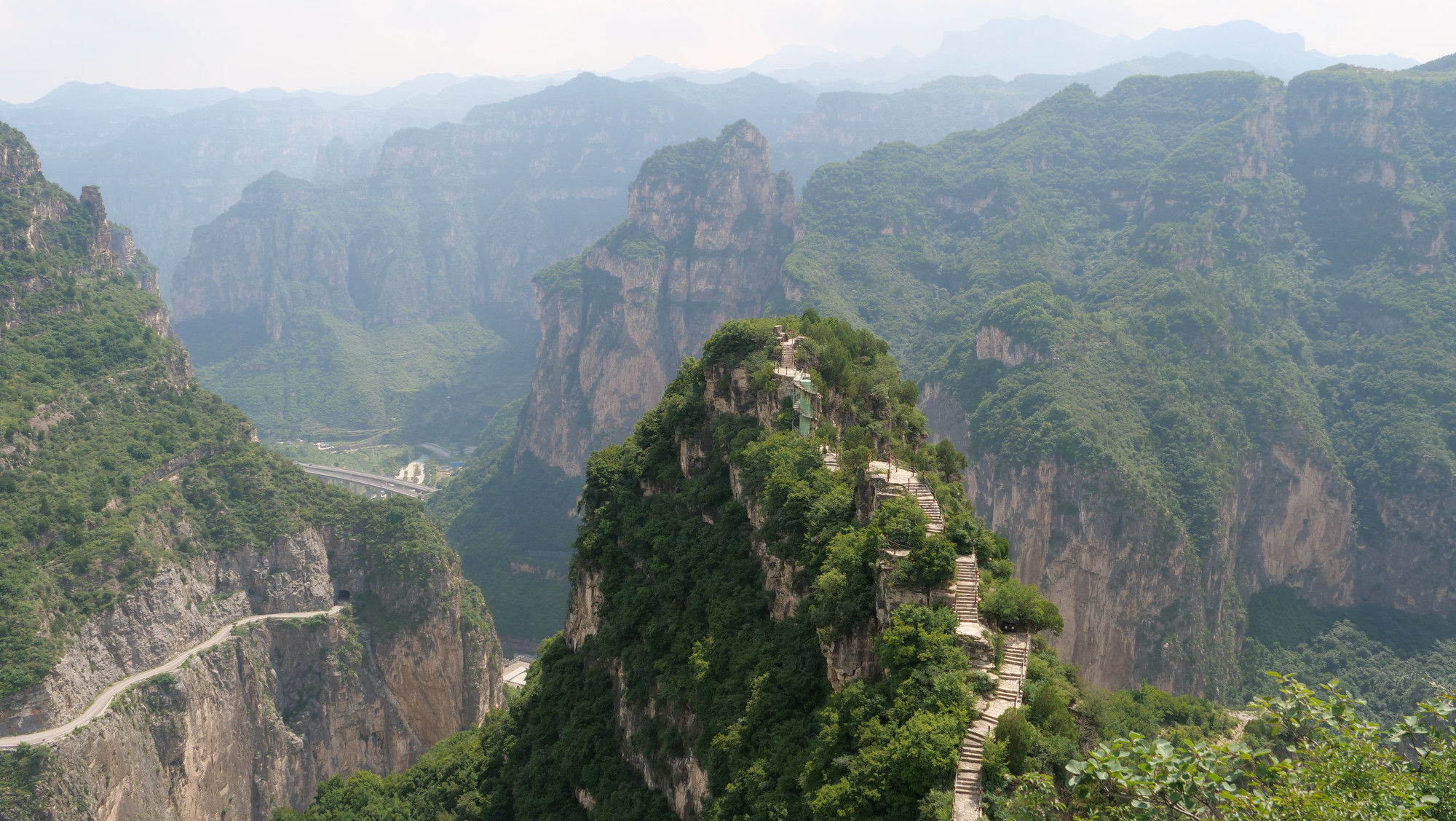 Lối lên đài quan sát ở một đỉnh núi khác.