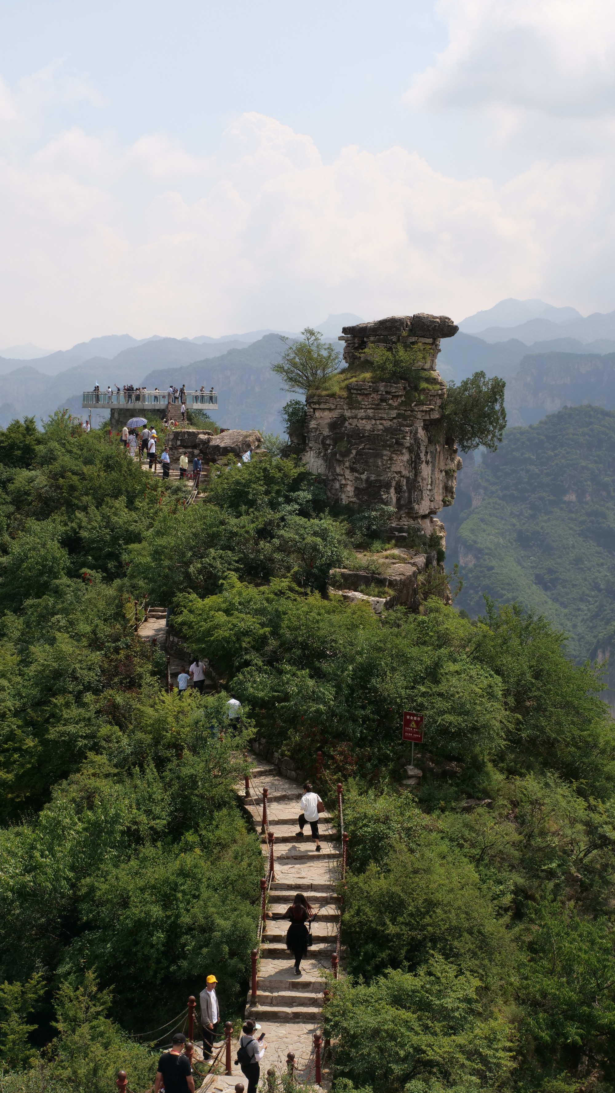 Du khách leo lên đỉnh Tiên Nhân và đài quan sát để ngắm nhìn toàn cảnh thung lũng.