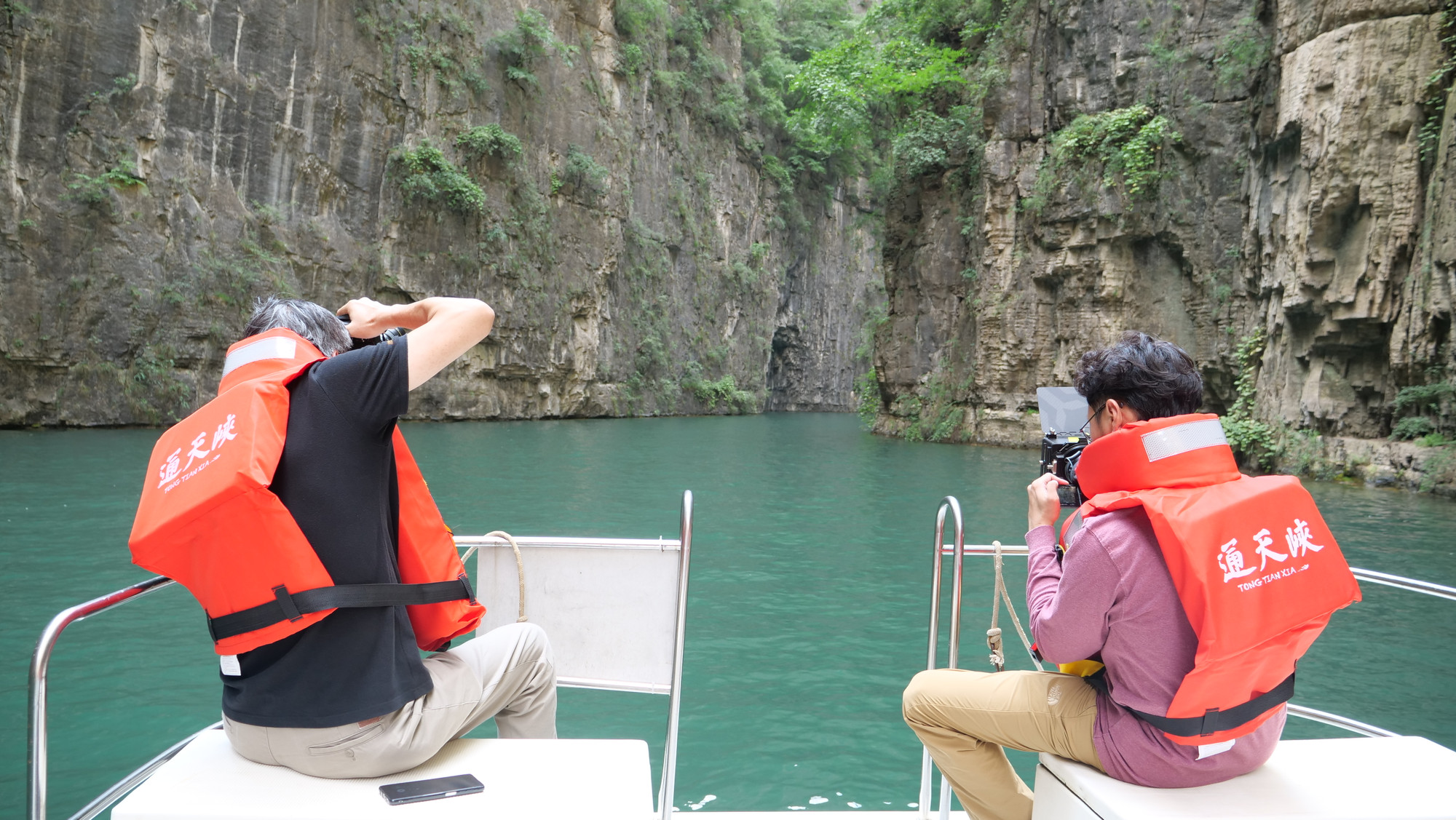 Du khách sáng tạo những góc máy đẹp ở Thông Thiên Hiệp.