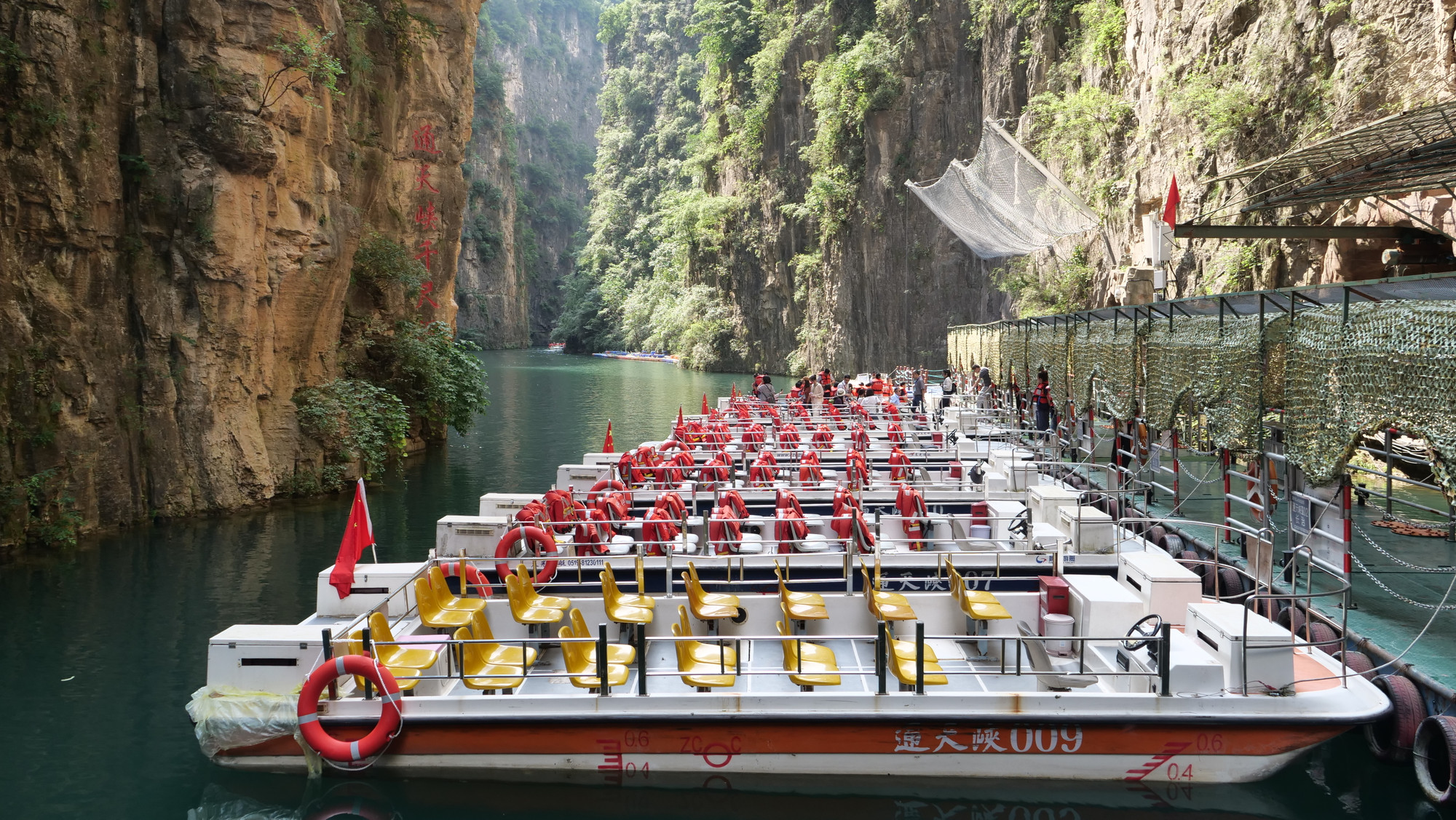 Bến tàu Thiên Chỉ Giản - nơi du khách ngồi thuyền trải nghiệm dòng suối uốn lượn giữa vách núi hùng vĩ, hiểm trở.