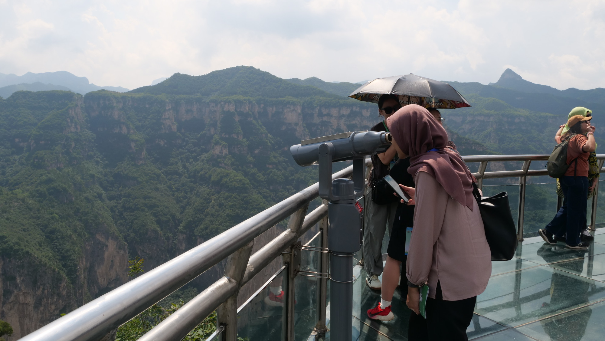 Ngắm nhìn toàn cảnh Thông Thiên Hiệp bằng kính viễn vọng.