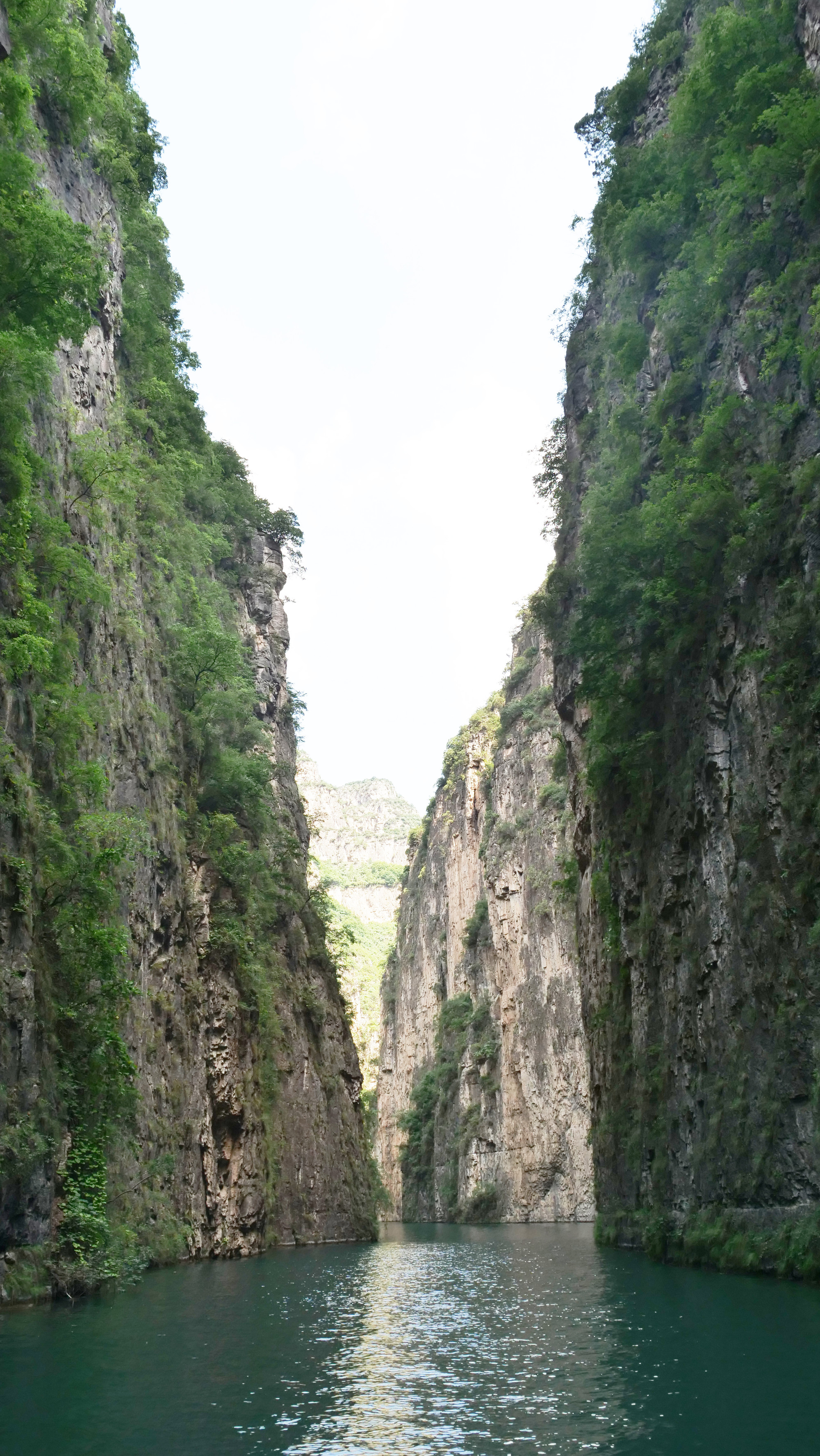 Dòng suối Thiên Chỉ Giản dường như đang “lách qua khe cửa hẹp”.