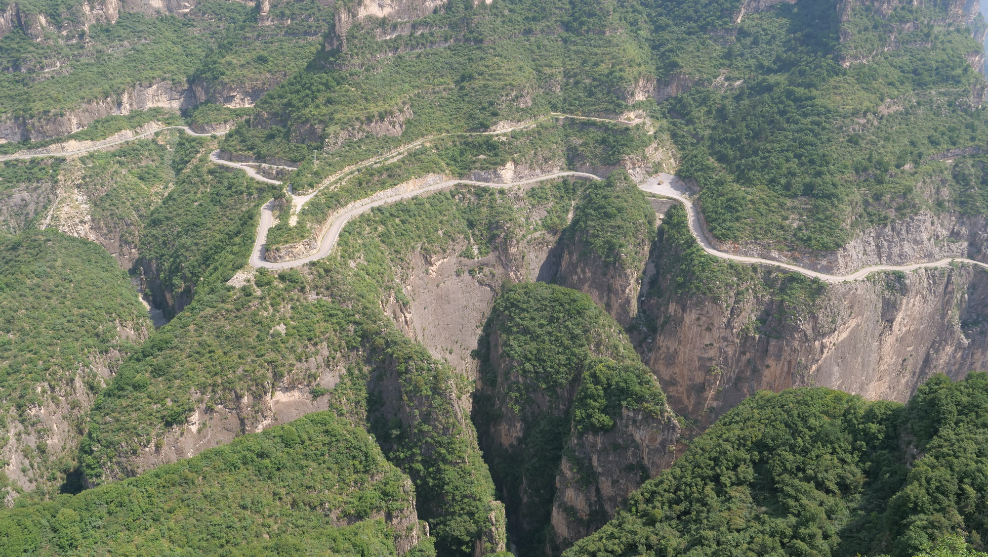 Địa hình Thái Hàng Sơn hiểm trở, đường giao thông uốn lượn sát bên vực thẳm.