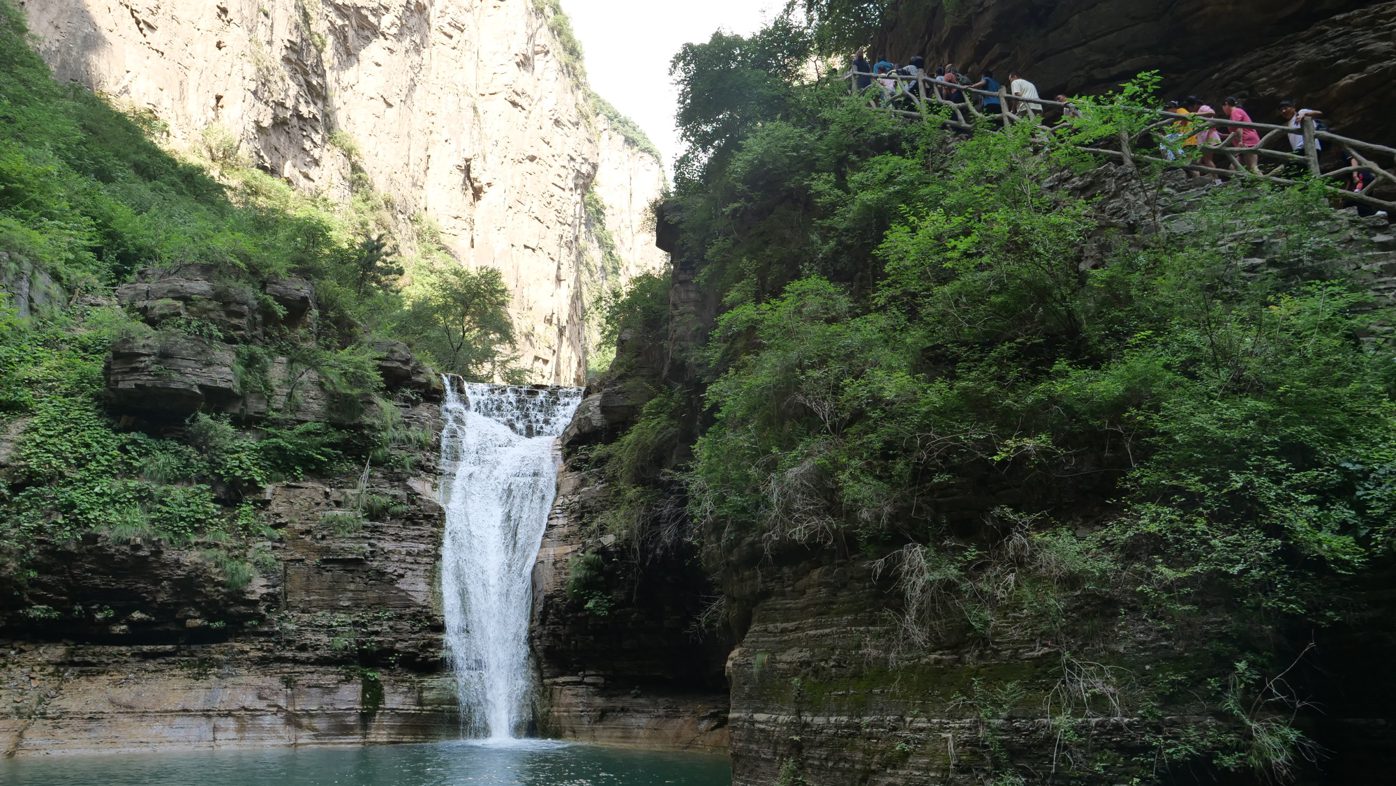 Thác nước số 1 - nơi du khách bắt đầu hành trình leo núi chinh phục Thông Thiên Hiệp.