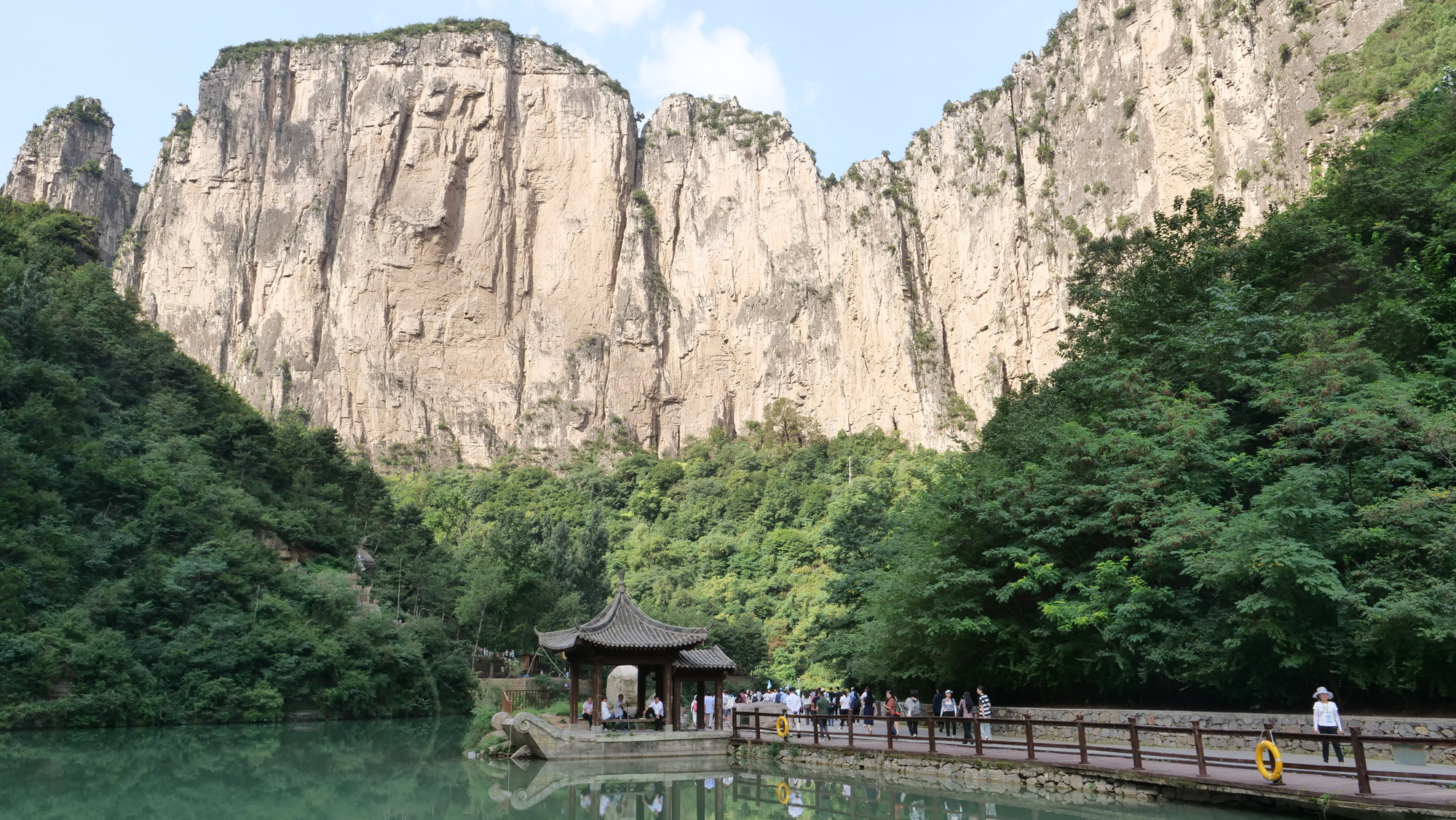 Hồ Thông Thiên với màu nước xanh như ngọc - điểm check-in đầu tiên của du khách.