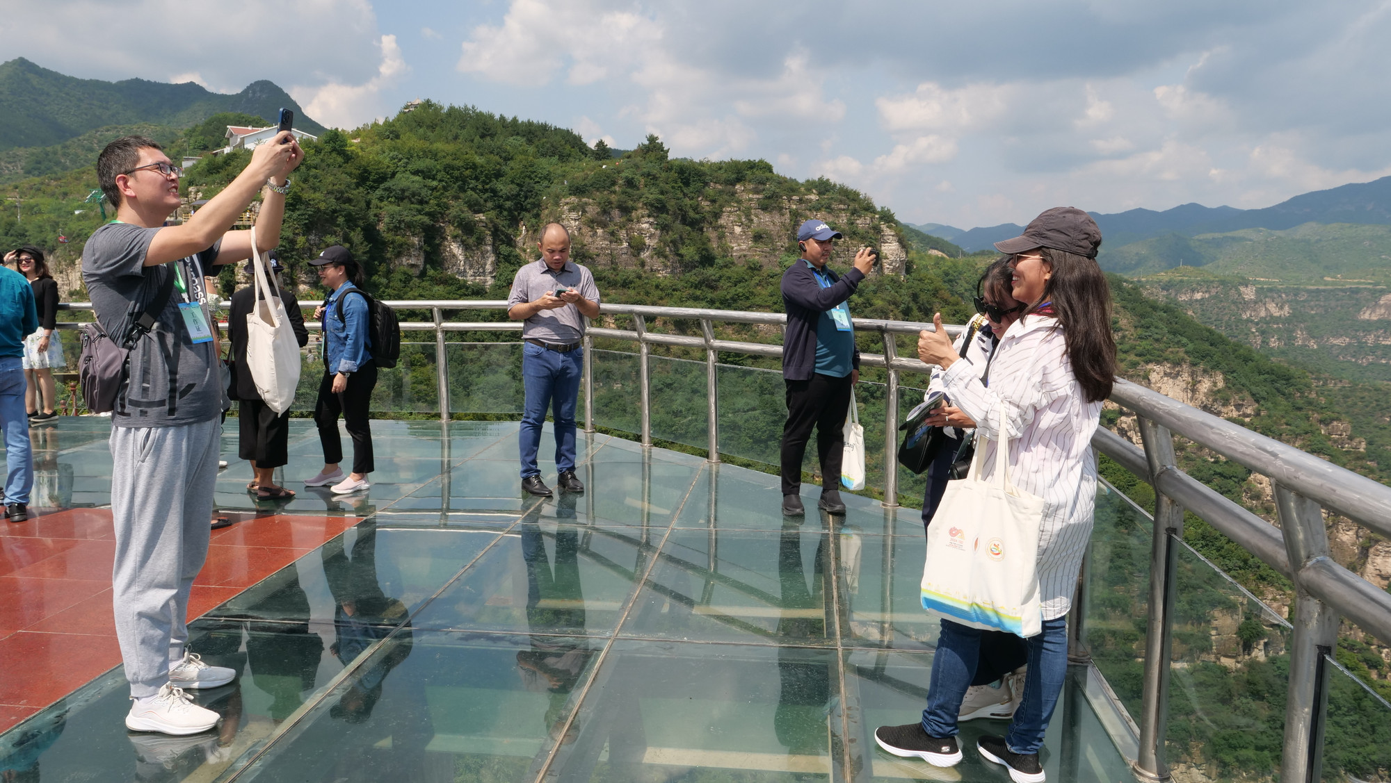 Chụp ảnh check-in tại đài quan sát.