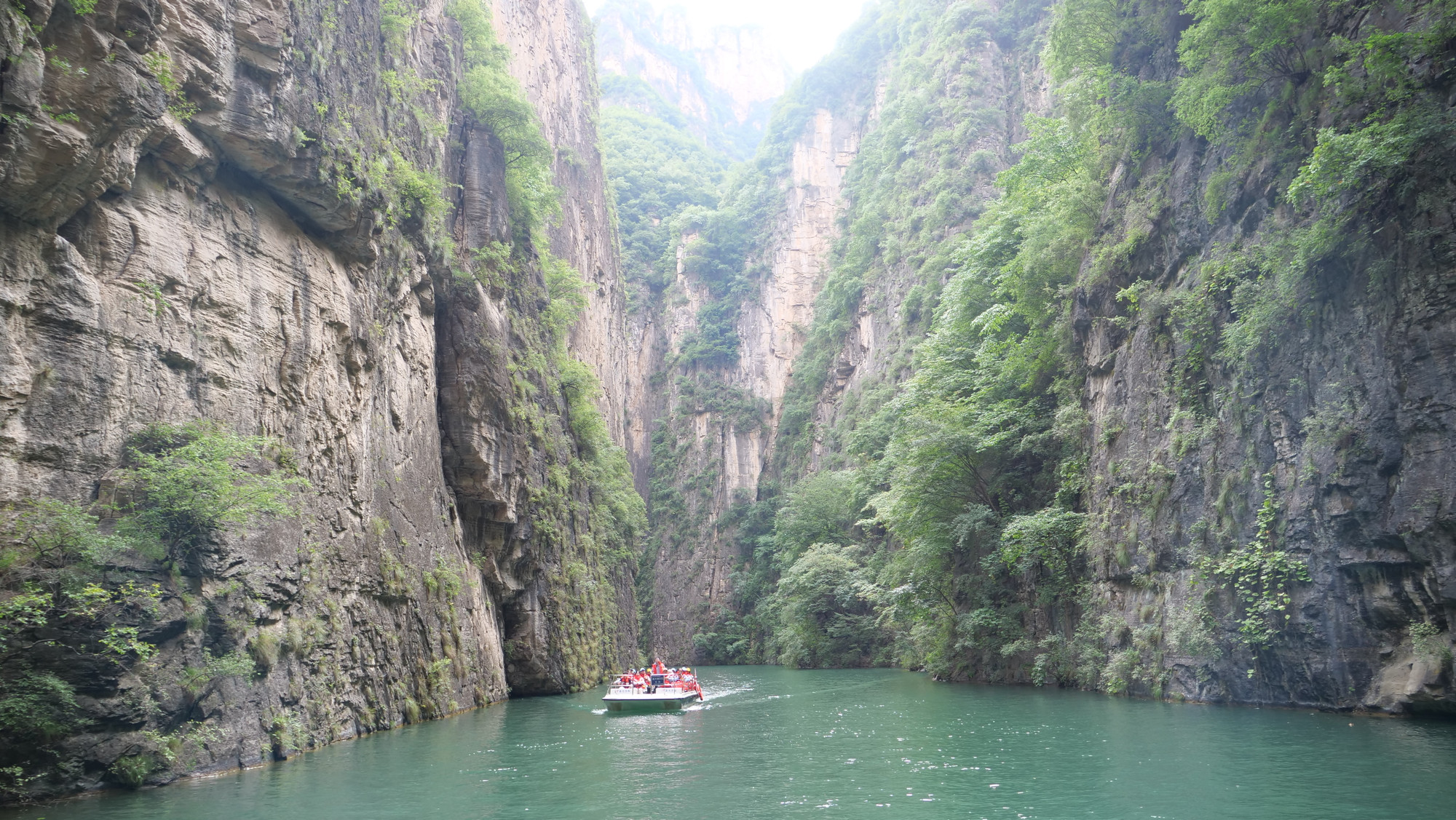 Dòng suối Thiên Chỉ Giản chảy giữa vách núi đá dựng đứng.