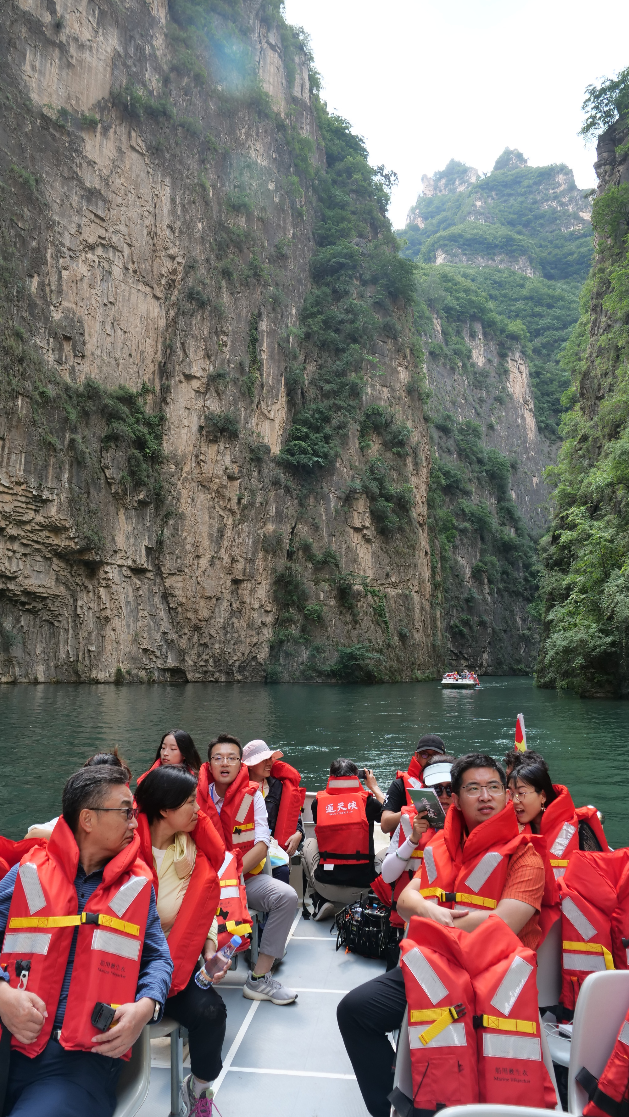 Du khách vô cùng thích thú trước kiệt tác của tạo hóa.