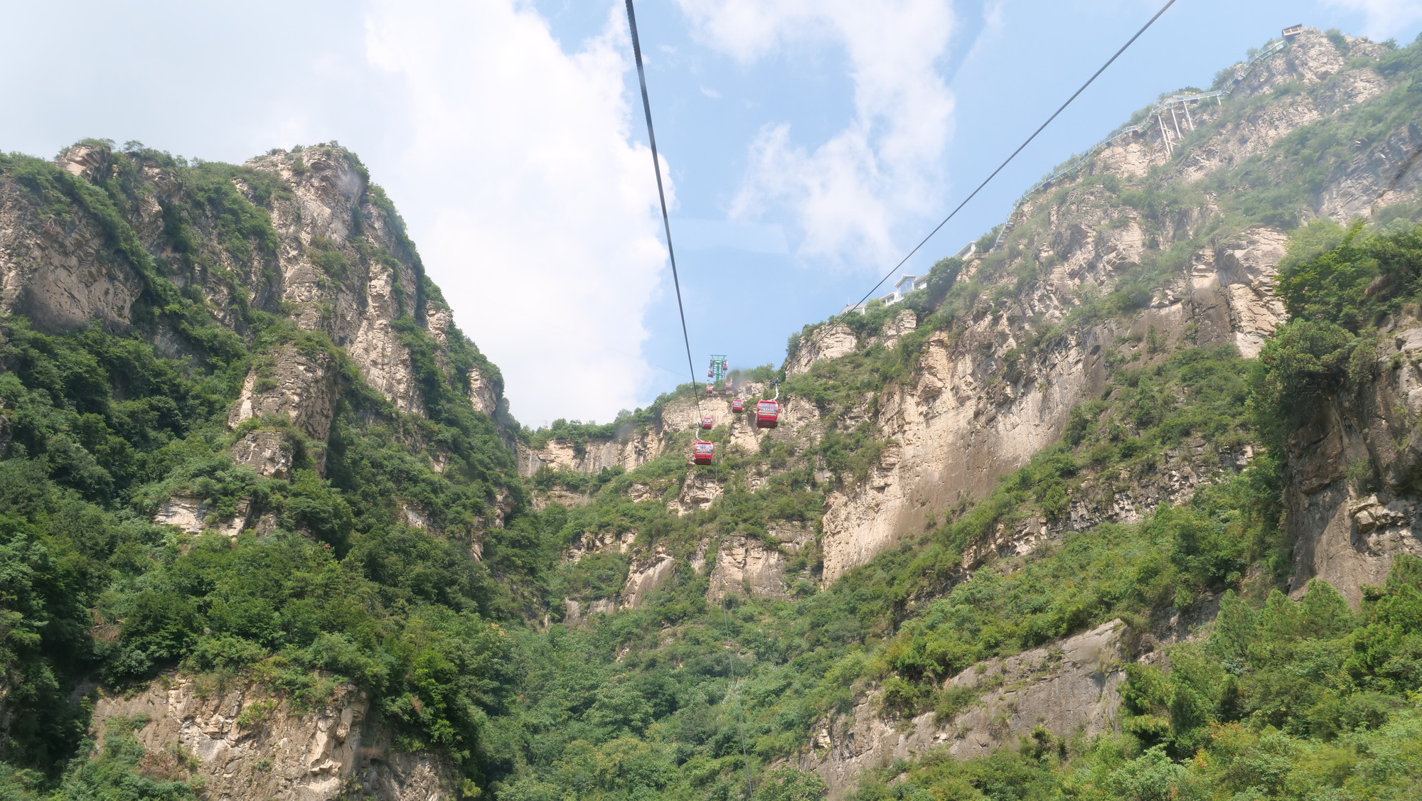 Sau hành trình đi thuyền, du khách ngồi cáp treo với độ dốc 43,5 độ để lên đỉnh Tiên Nhân.