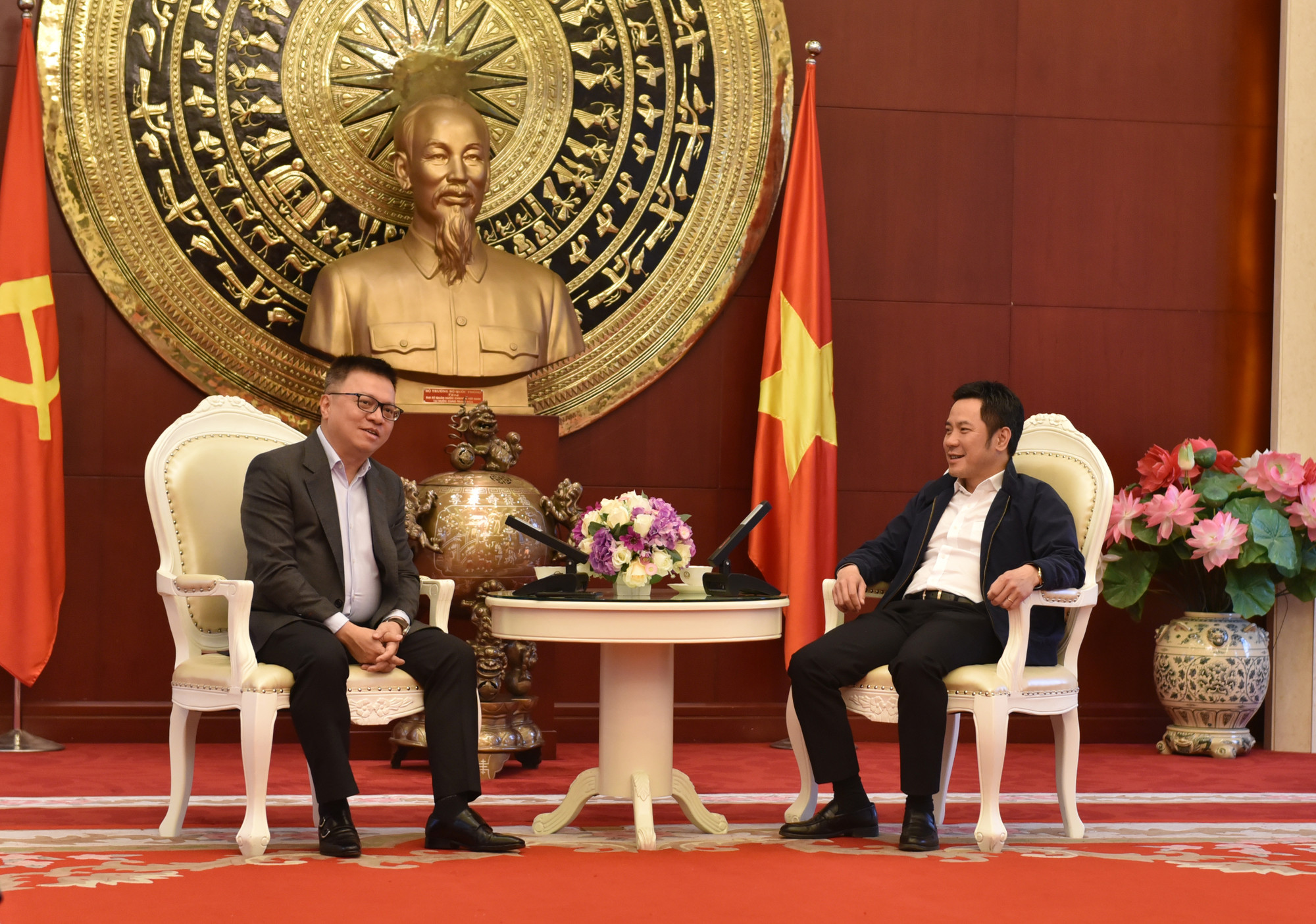 Tổng Biên tập Lê Quốc Minh và Đoàn đại biểu Báo Nhân Dân thăm và làm việc với Đại sứ quán Việt Nam tại Trung Quốc, các cơ quan báo chí Việt Nam thường trú tại Trung Quốc. Trong ảnh là Tổng Biên tập Lê Quốc Minh và Công sứ Ninh Thành Công (bên phải).