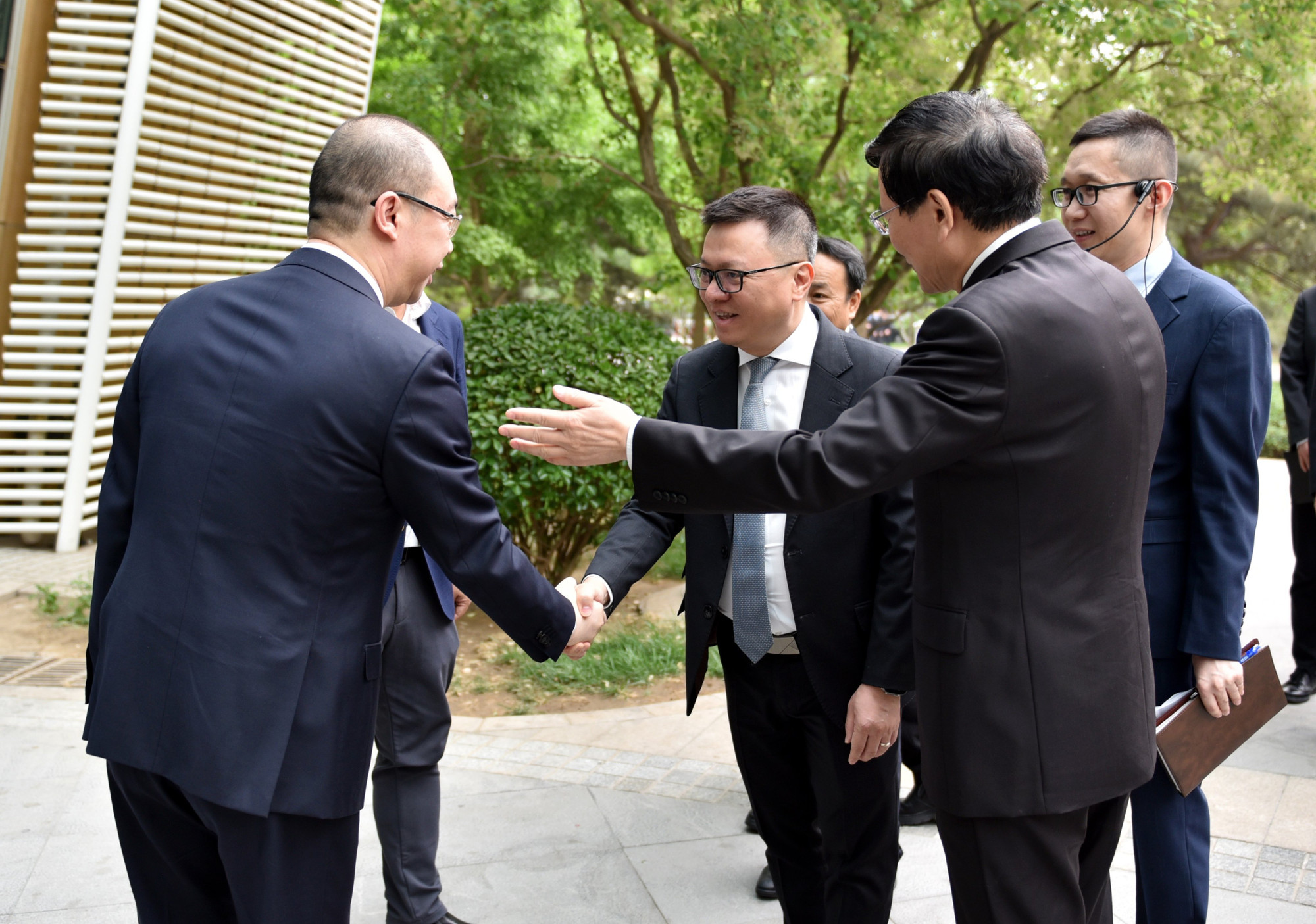 Tổng Biên tập Lê Quốc Minh và Đoàn đã đến thăm trụ sở tòa soạn Nhân dân nhật báo. Trong ảnh, các đồng chí lãnh đạo Nhân dân nhật báo đón Đoàn.