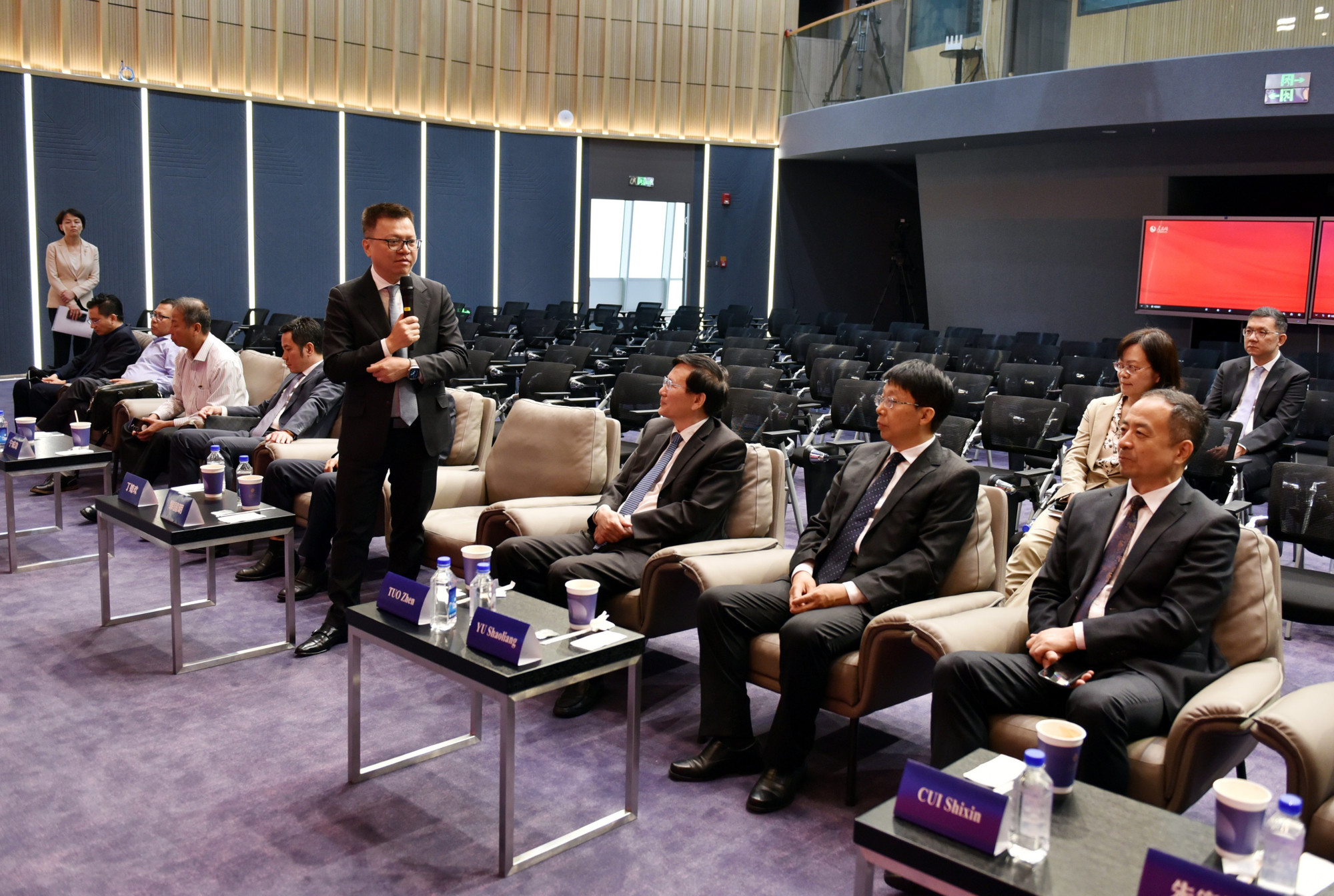 Tổng Biên tập Lê Quốc Minh chia sẻ về những đổi mới của Báo Nhân Dân trong những năm qua, khi tham quan studio sản xuất các sản phẩm truyền thông mới của Nhân dân nhật báo.