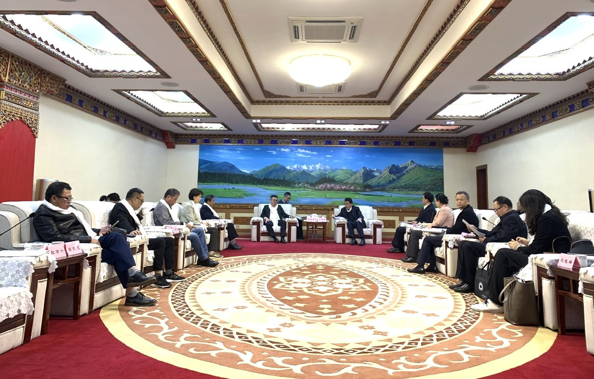 Trong khuôn khổ chuyến thăm, Đoàn đại biểu Báo Nhân Dân đã đến thăm khu tự trị Tây Tạng, tìm hiểu tình hình phát triển kinh tế-xã hội, bảo tồn văn hóa và phát triển truyền thông, báo chí của địa phương. Trong ảnh, đồng chí Lê Quốc Minh và Đoàn làm việc với đồng chí Uông Hải Châu, Ủy viên Ban Thường vụ, Trưởng Ban Tuyên truyền Đảng ủy khu tự trị Tây Tạng và lãnh đạo Tây Tạng nhật báo, cơ quan thường trú Nhân dân nhật báo tại Tây Tạng.