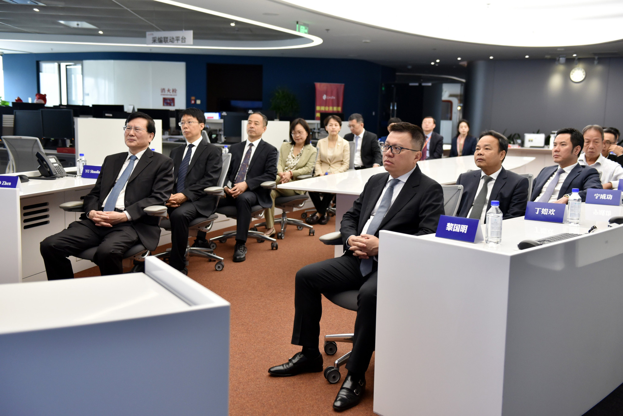 Tổng Biên tập Lê Quốc Minh và Đoàn tham quan mô hình tòa soạn hội tụ của Nhân dân nhật báo.