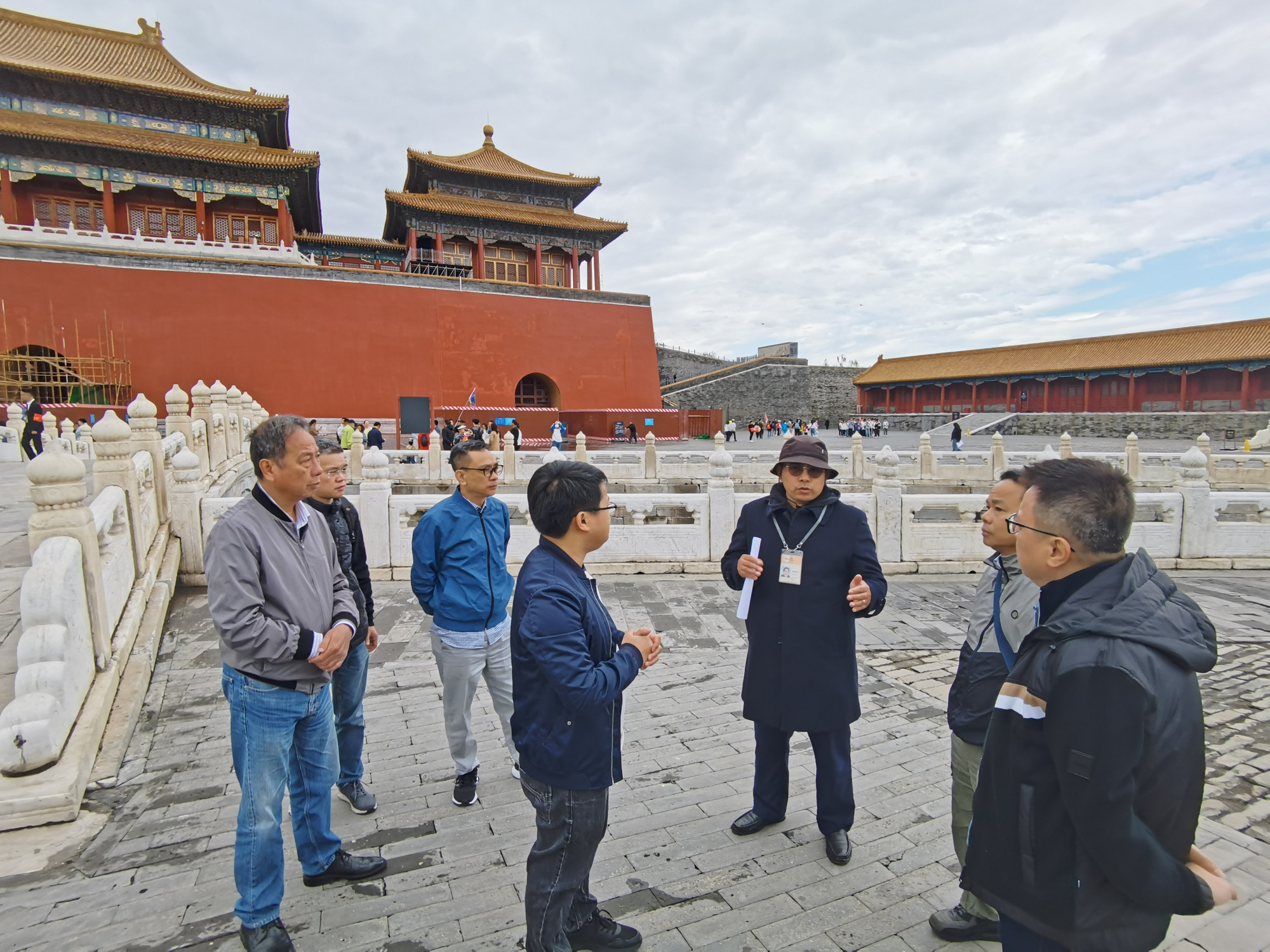 Trong khuôn khổ chuyến thăm, Đoàn đại biểu Báo Nhân Dân đã khảo sát một số đơn vị kinh tế-văn hóa ở thành phố Bắc Kinh và khu tự trị Tây Tạng. Trong ảnh, Đoàn tìm hiểu về công tác bảo tồn di tích tại Cố Cung-Tử Cấm Thành ở thành phố Bắc Kinh.