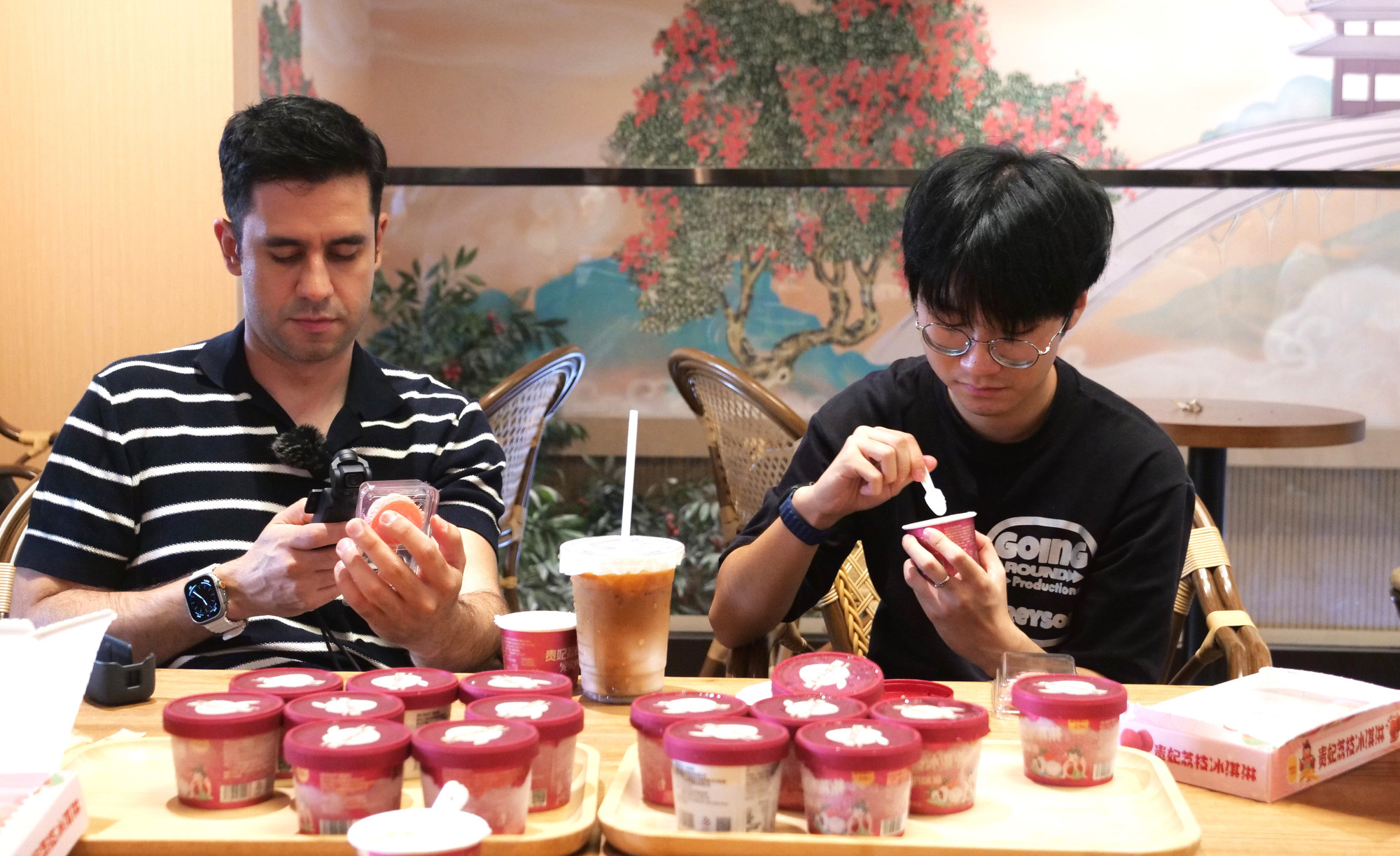 Thưởng thức cà phê và kem từ vải thiều.