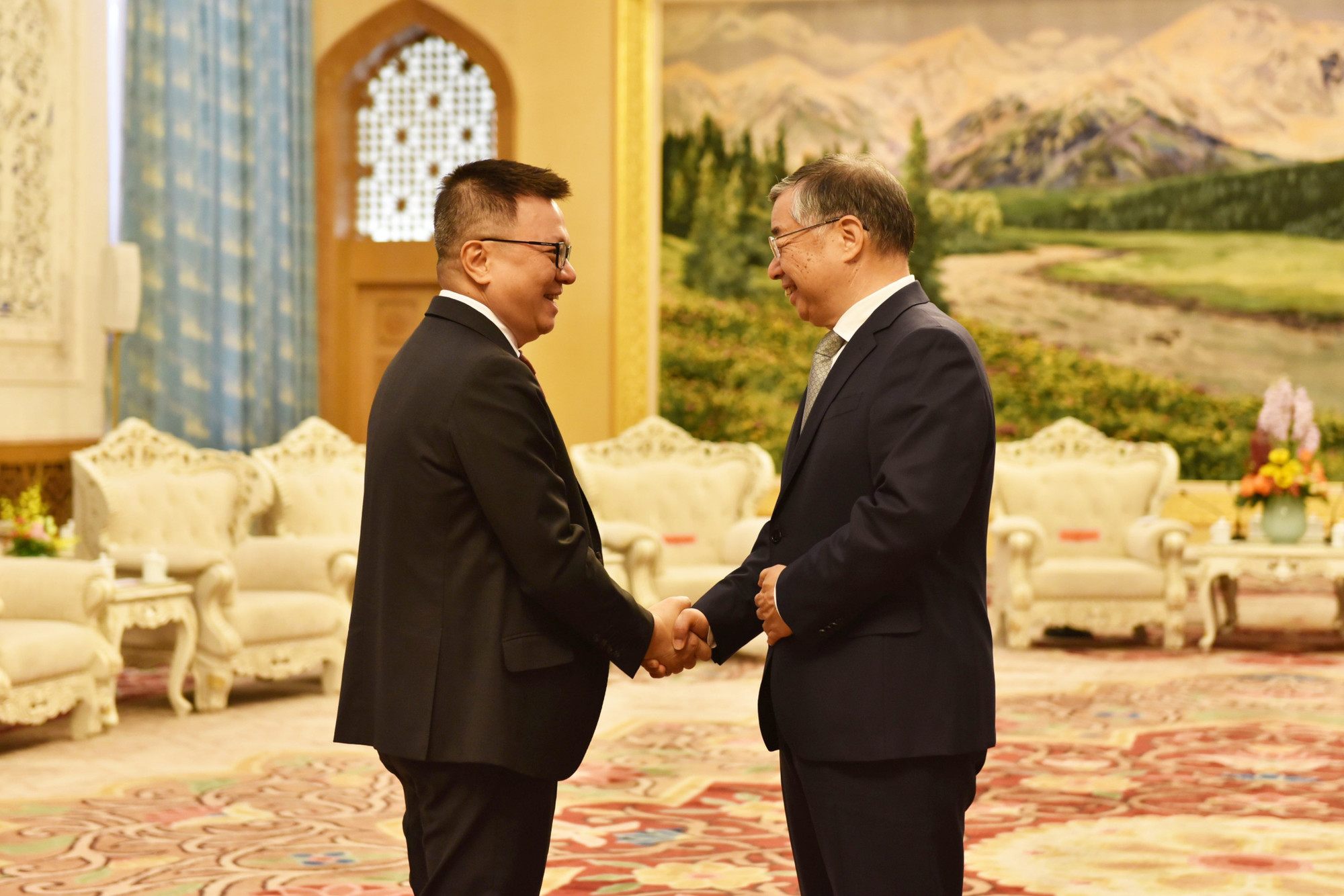 Tại Đại lễ đường Nhân dân ở thủ đô Bắc Kinh, đồng chí Lý Thư Lỗi, Ủy viên Bộ Chính trị, Bí thư Ban Bí thư, Trưởng Ban Tuyên truyền Trung ương Đảng Cộng sản Trung Quốc, đã tiếp thân mật đồng chí Lê Quốc Minh và Đoàn.