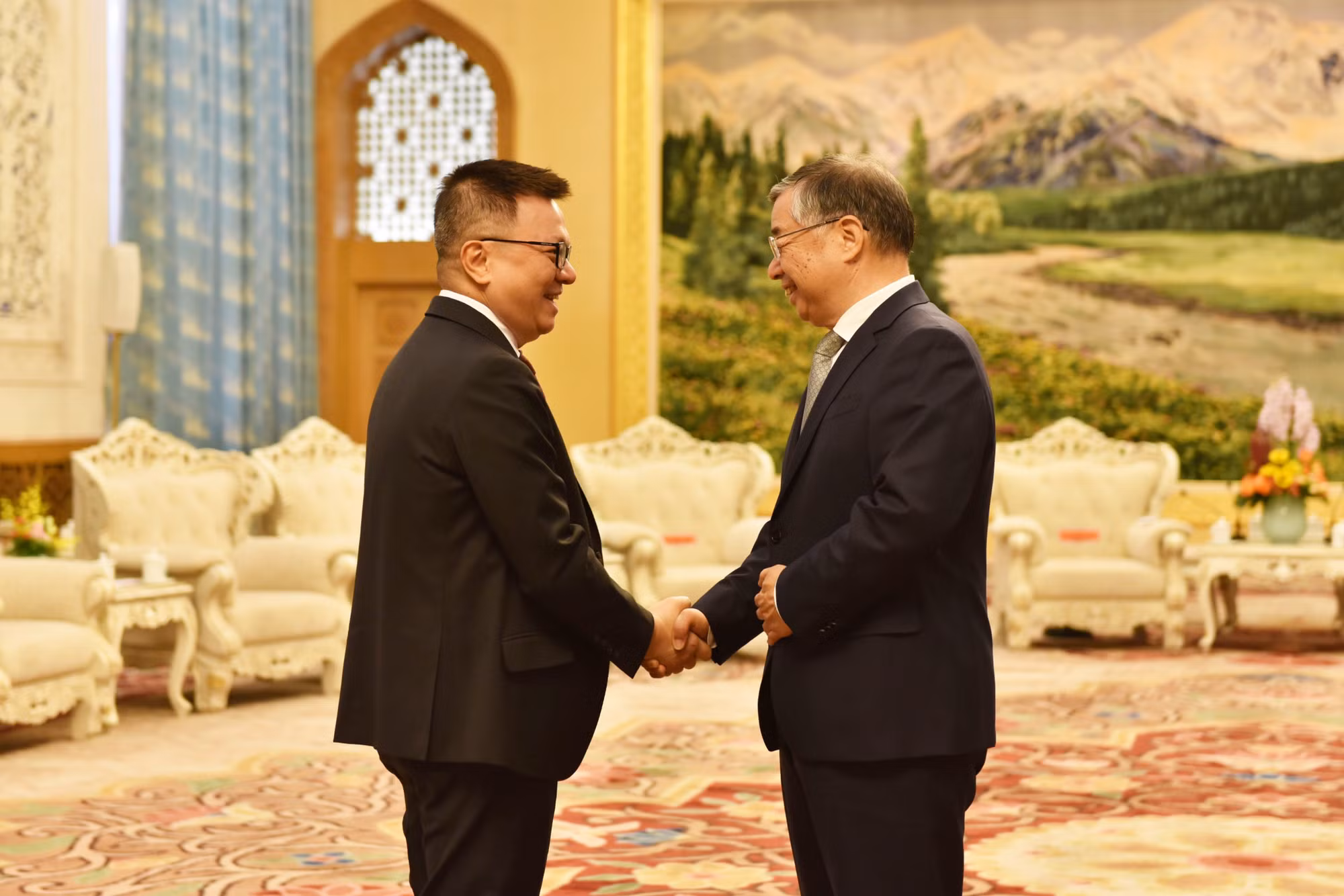 Tại Đại lễ đường Nhân dân ở thủ đô Bắc Kinh, đồng chí Lý Thư Lỗi, Ủy viên Bộ Chính trị, Bí thư Ban Bí thư, Trưởng Ban Tuyên truyền Trung ương Đảng Cộng sản Trung Quốc, đã tiếp thân mật đồng chí Lê Quốc Minh và Đoàn.