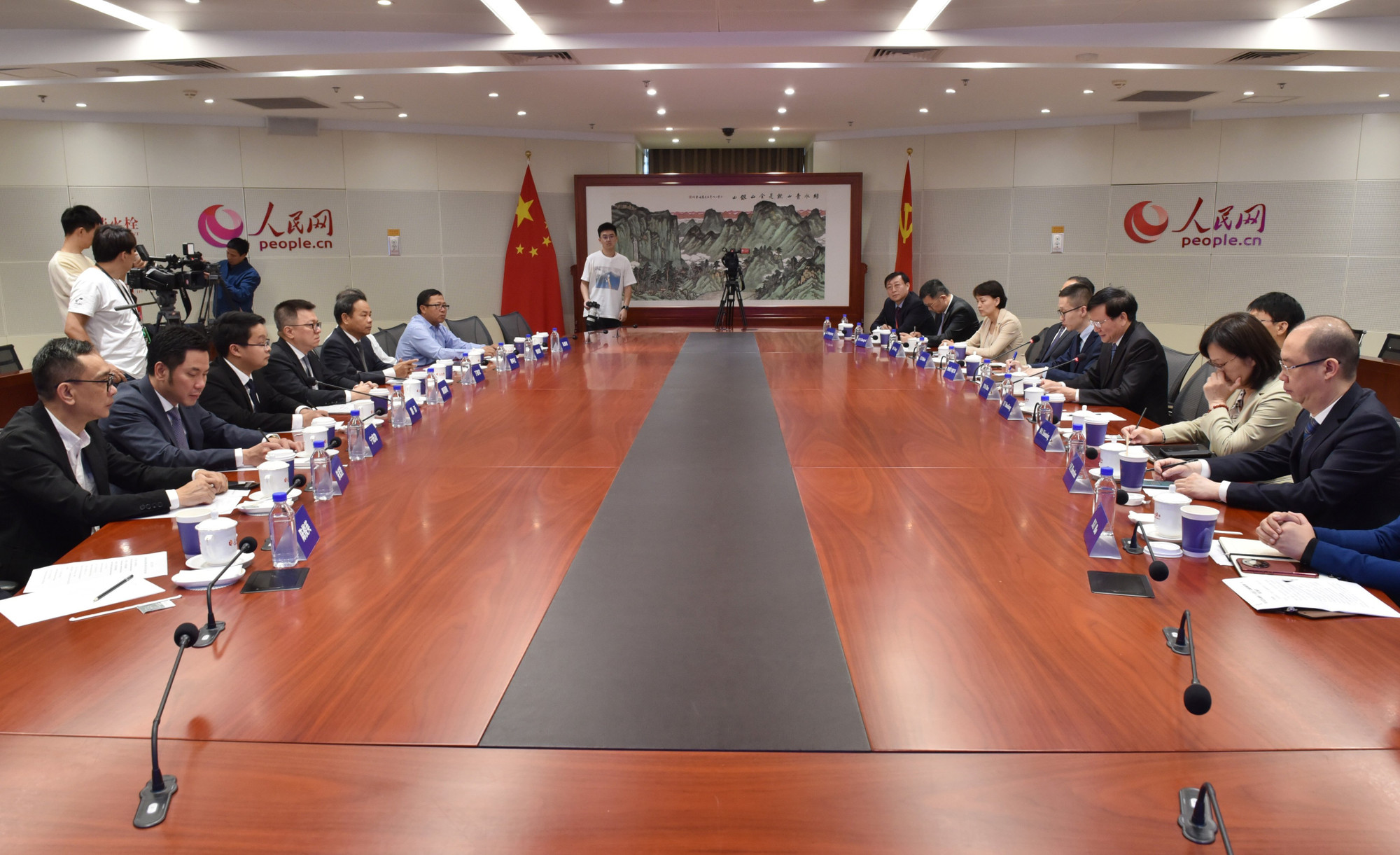 Tổng Biên tập Báo Nhân Dân Lê Quốc Minh và Xã trưởng Nhân dân nhật báo Đà Chấn đã tiến hành hội đàm. Hai bên nhất trí đẩy mạnh hợp tác, trao đổi giữa lãnh đạo và giữa các ban chuyên môn, ấn phẩm, phóng viên, biên tập viên trẻ, đưa mối quan hệ giữa hai tờ báo Đảng ngày càng thiết thực, hiệu quả, xứng tầm với quan hệ hai Đảng, hai nước.