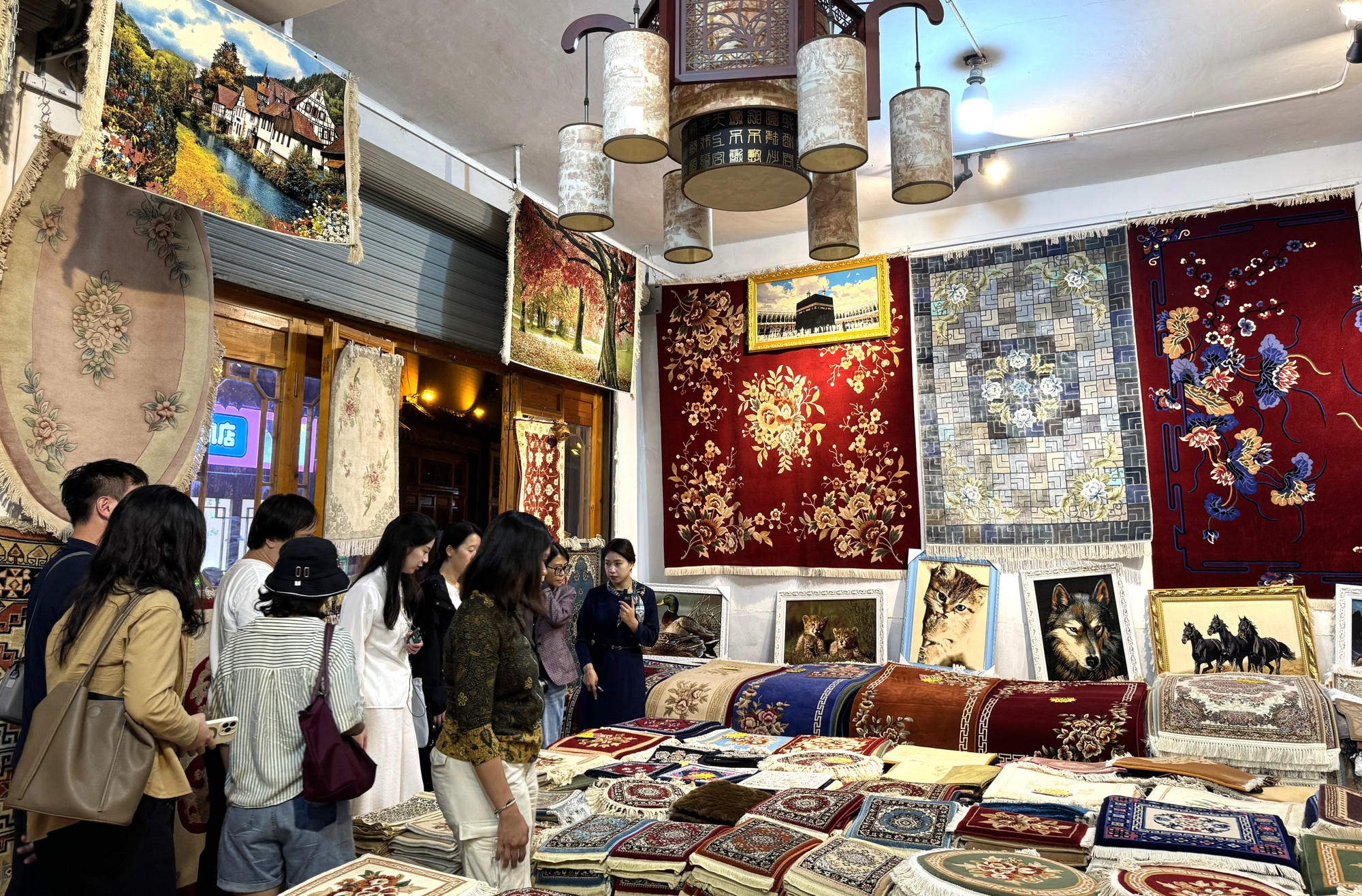 Một cửa hàng bán thảm thủ công bản địa.