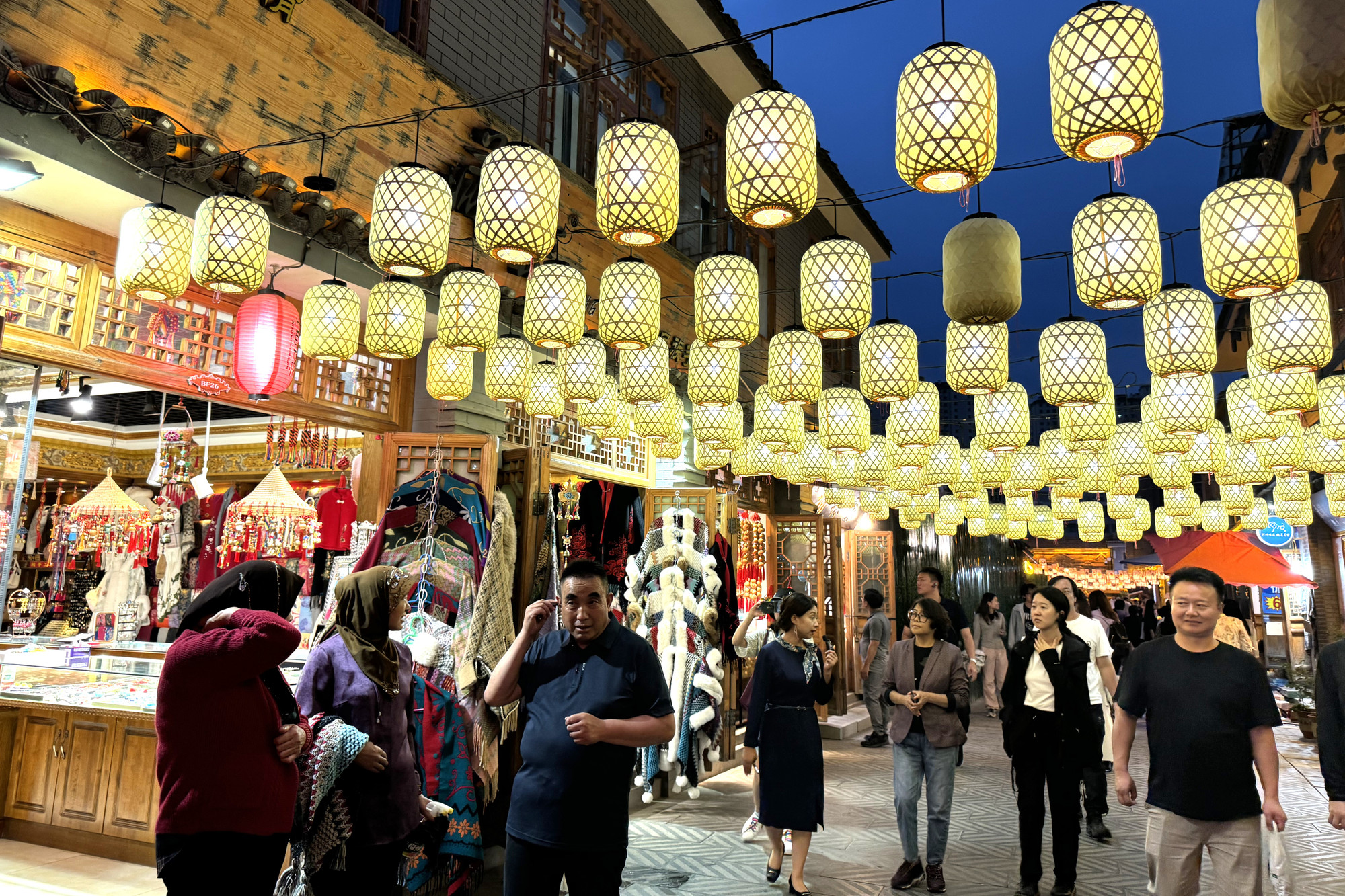 “Tám phường mười ba ngõ” về đêm thu hút rất đông du khách đến tham quan, tiêu dùng.