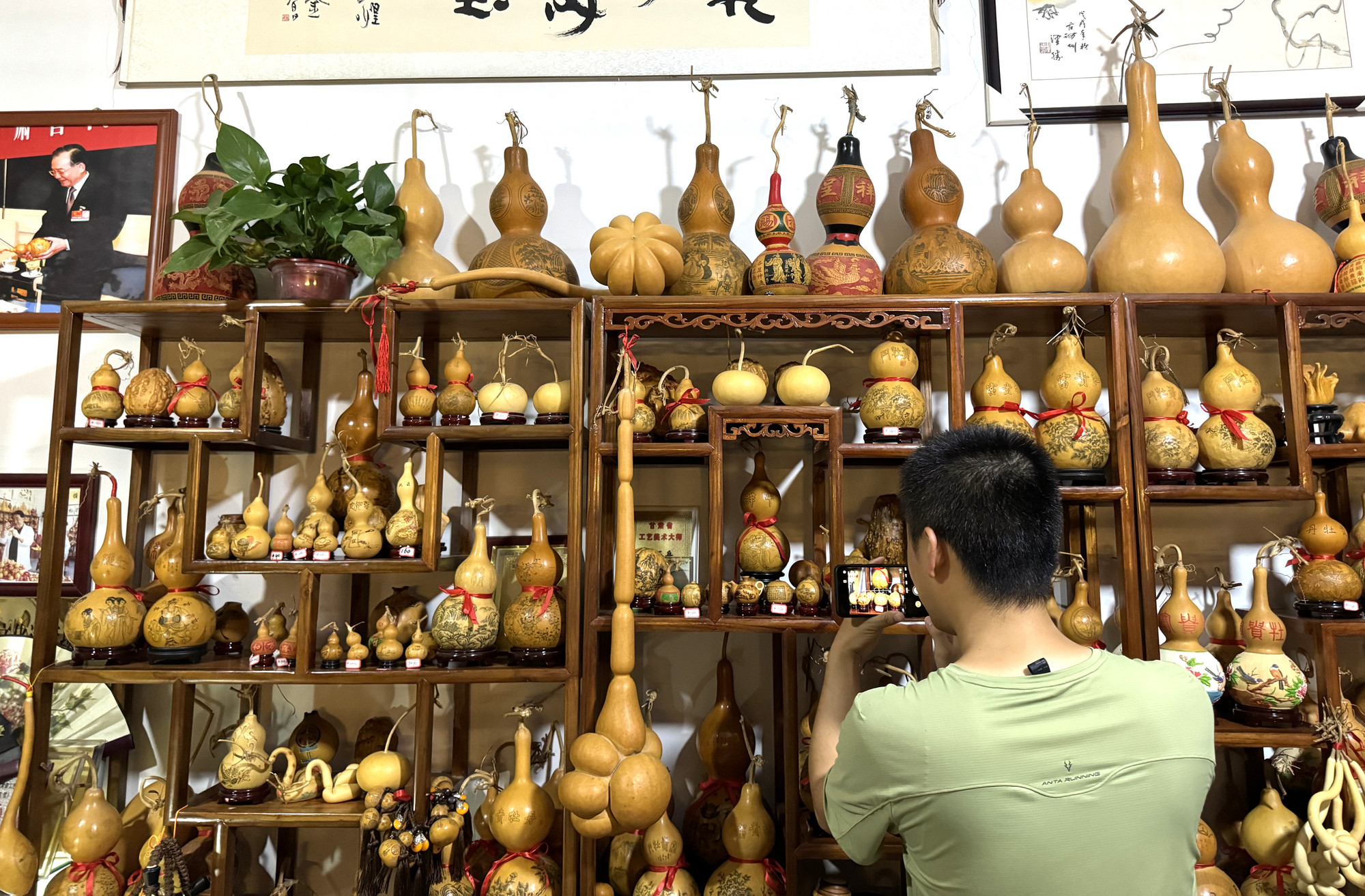 Những tác phẩm điêu khắc trên bầu hồ lô.