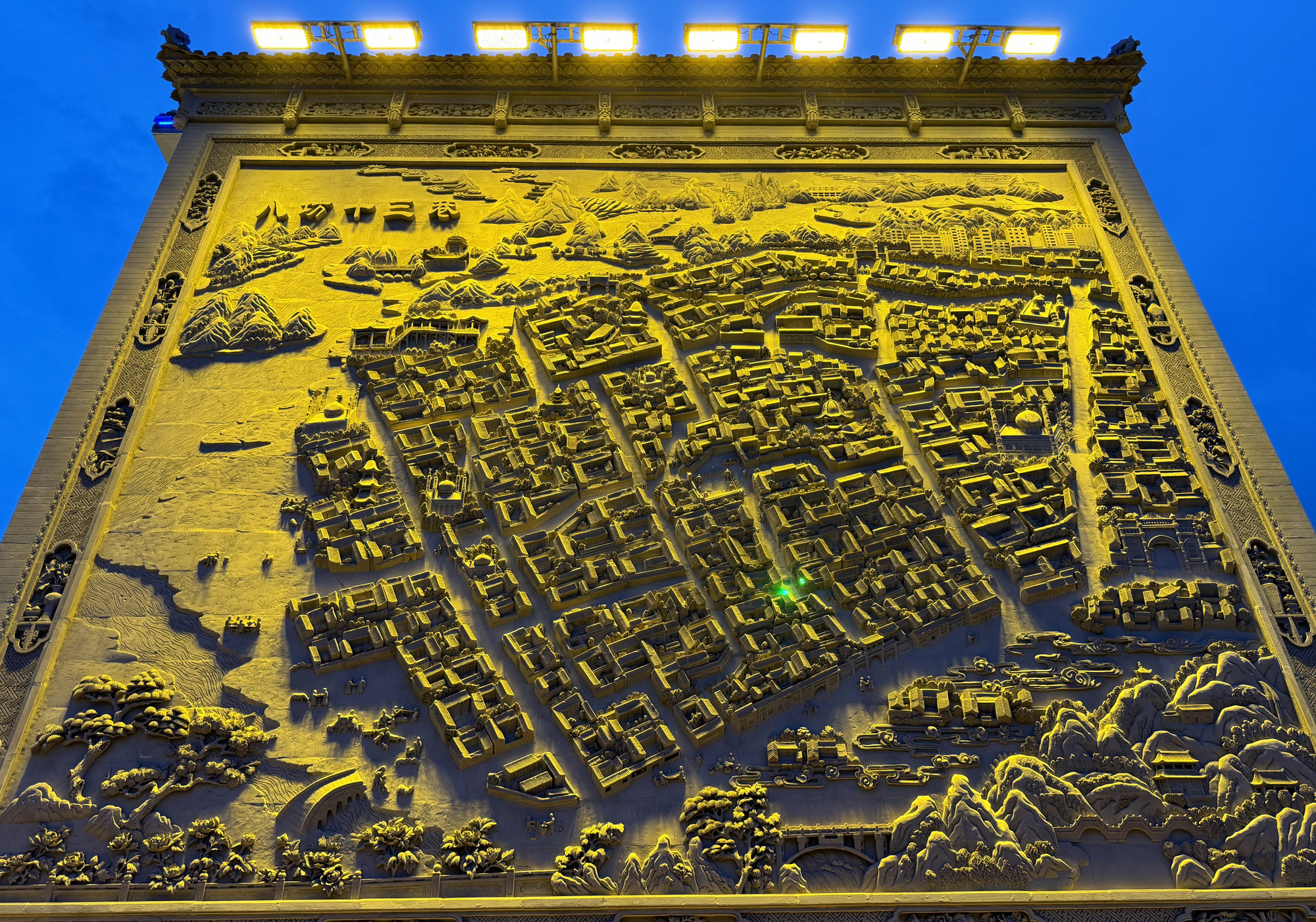 Bức điêu khắc trên gạch thể hiện sơ đồ "tám phường mười ba ngõ".