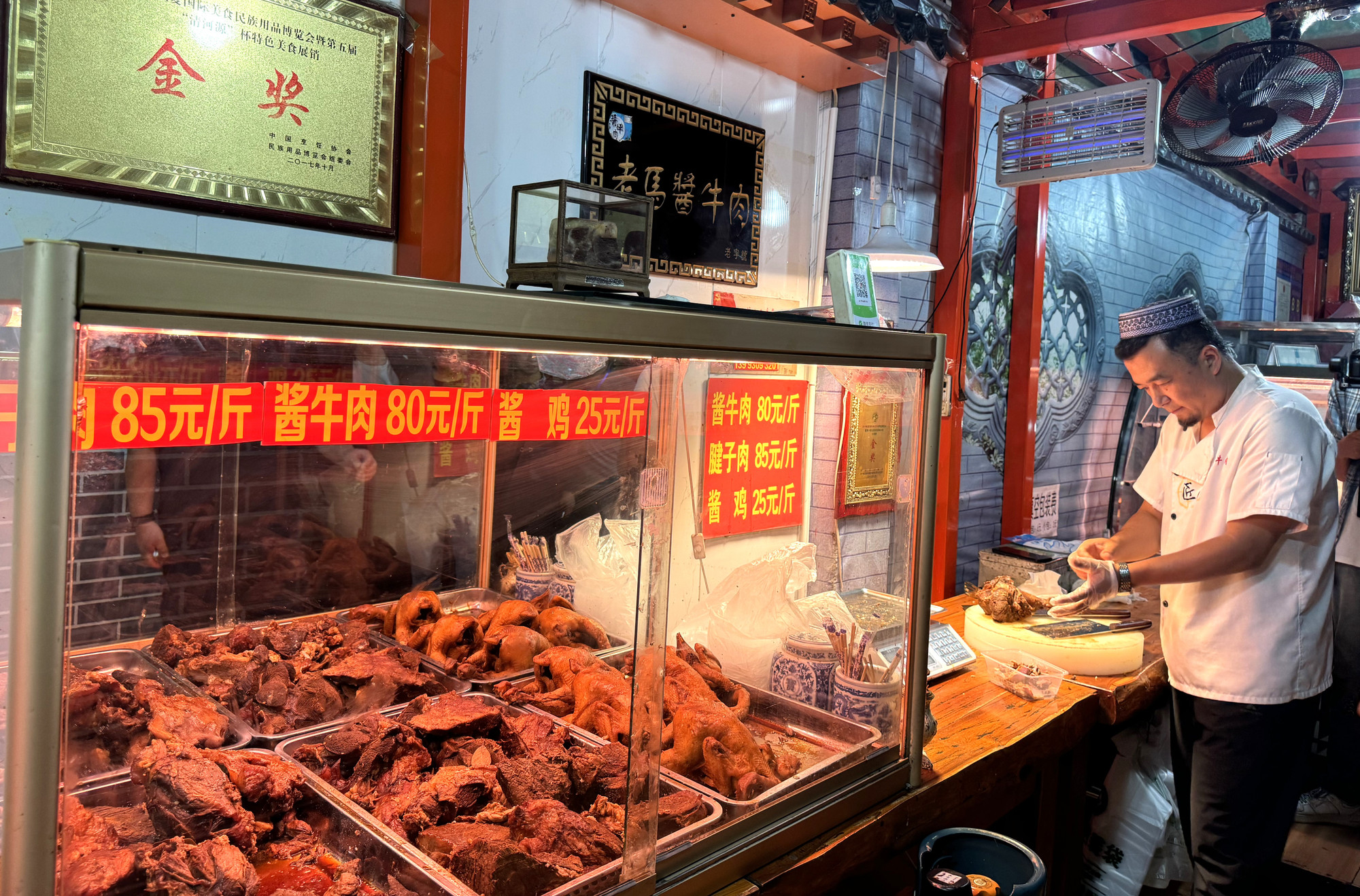 Ông chủ cửa hàng ẩm thực này cho biết, mỗi ngày ông bán được hàng trăm kg thịt bò cho du khách, trong đó một lượng lớn là vào ban đêm.