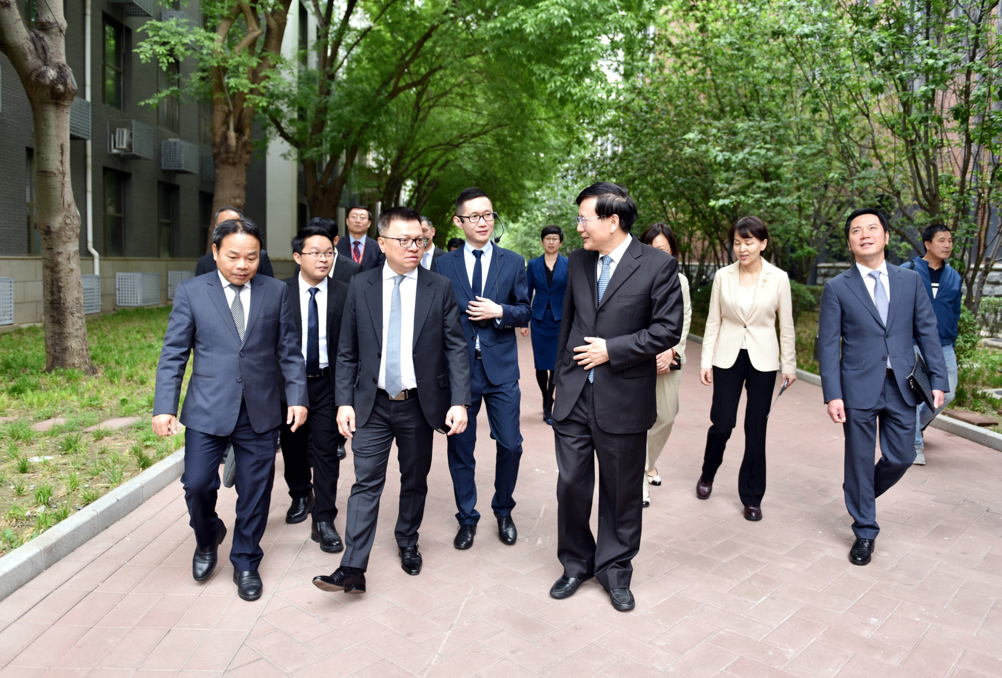 Tổng Biên tập Lê Quốc Minh và Đoàn đã đến thăm trụ sở tòa soạn Nhân dân nhật báo. Trong ảnh, các đồng chí lãnh đạo Nhân dân nhật báo cùng Đoàn tham quan khuôn viên tòa soạn.