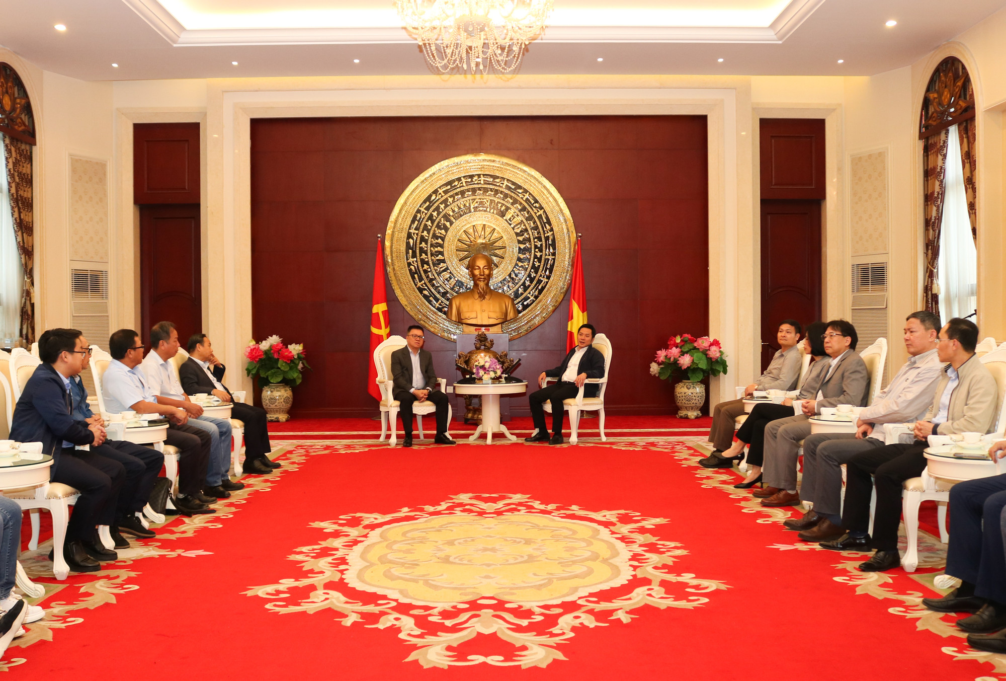 Tổng Biên tập Lê Quốc Minh và Đoàn đại biểu Báo Nhân Dân thăm và làm việc với Đại sứ quán Việt Nam tại Trung Quốc, các cơ quan báo chí Việt Nam thường trú tại Trung Quốc.