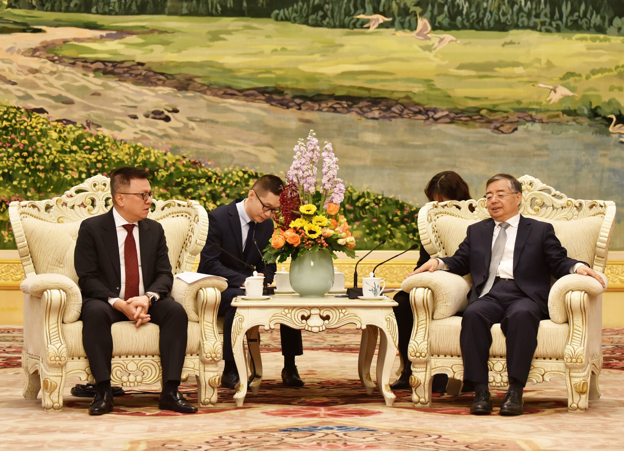 Đồng chí Lý Thư Lỗi nhiệt liệt chào mừng và đánh giá cao ý nghĩa chuyến thăm của Đoàn đại biểu Báo Nhân Dân trong việc đẩy mạnh hơn nữa giao lưu, hợp tác giữa hai cơ quan báo Đảng ở Trung ương, đóng góp vào tăng cường sự hiểu biết và tình hữu nghị giữa hai nước.