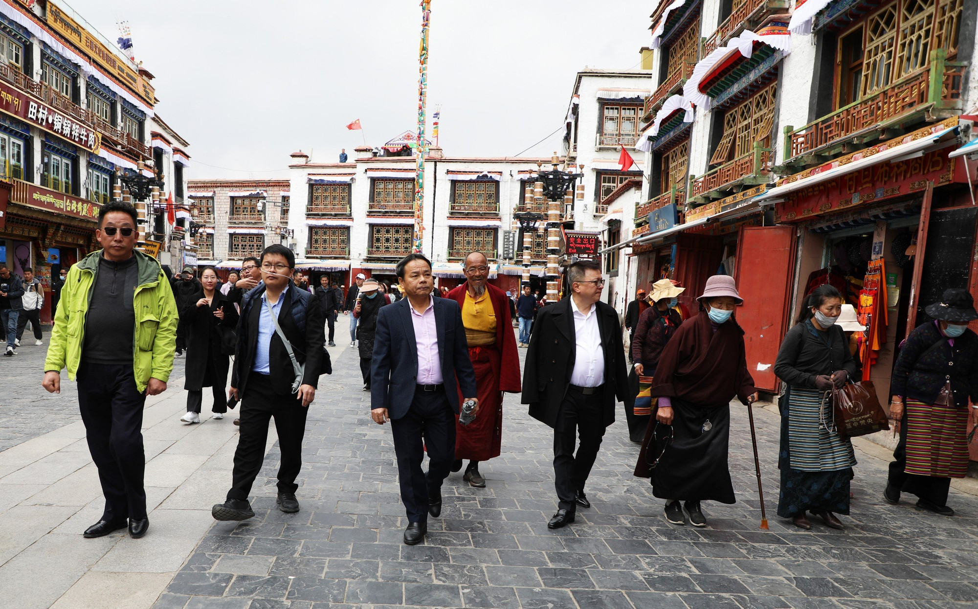 Trong khuôn khổ chuyến thăm, Đoàn đại biểu Báo Nhân Dân đã khảo sát một số đơn vị kinh tế-văn hóa ở thành phố Bắc Kinh và khu tự trị Tây Tạng. Trong ảnh, Đoàn khảo sát tình hình phát triển du lịch văn hóa, bảo tồn phát huy các giá trị truyền thống tại thành phố Lhasa.