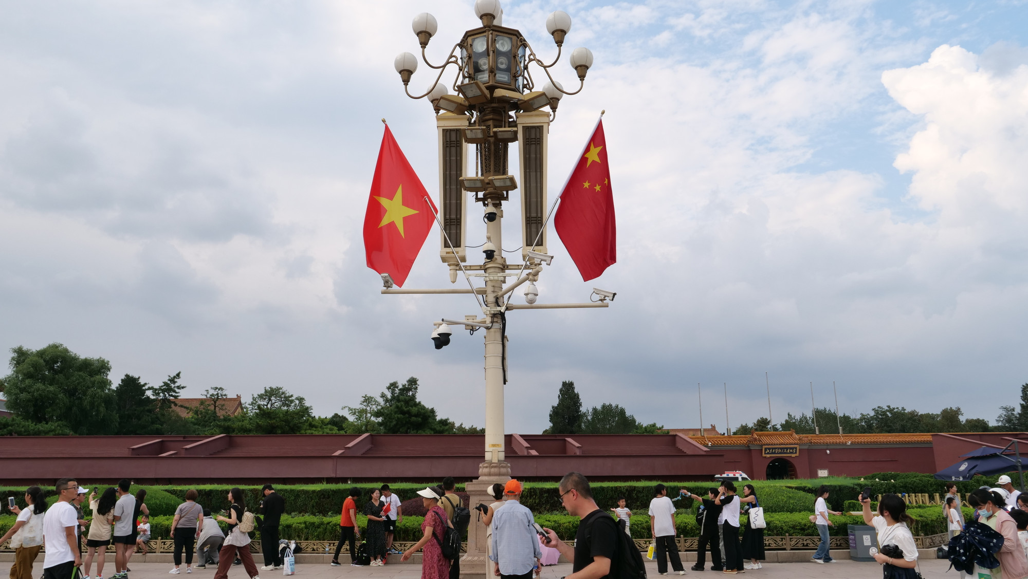 Quốc kỳ hai nước Việt Nam và Trung Quốc tung bay phía trước Tử Cấm Thành. Quốc kỳ hai nước Việt Nam và Trung Quốc tung bay phía trước Tử Cấm Thành.