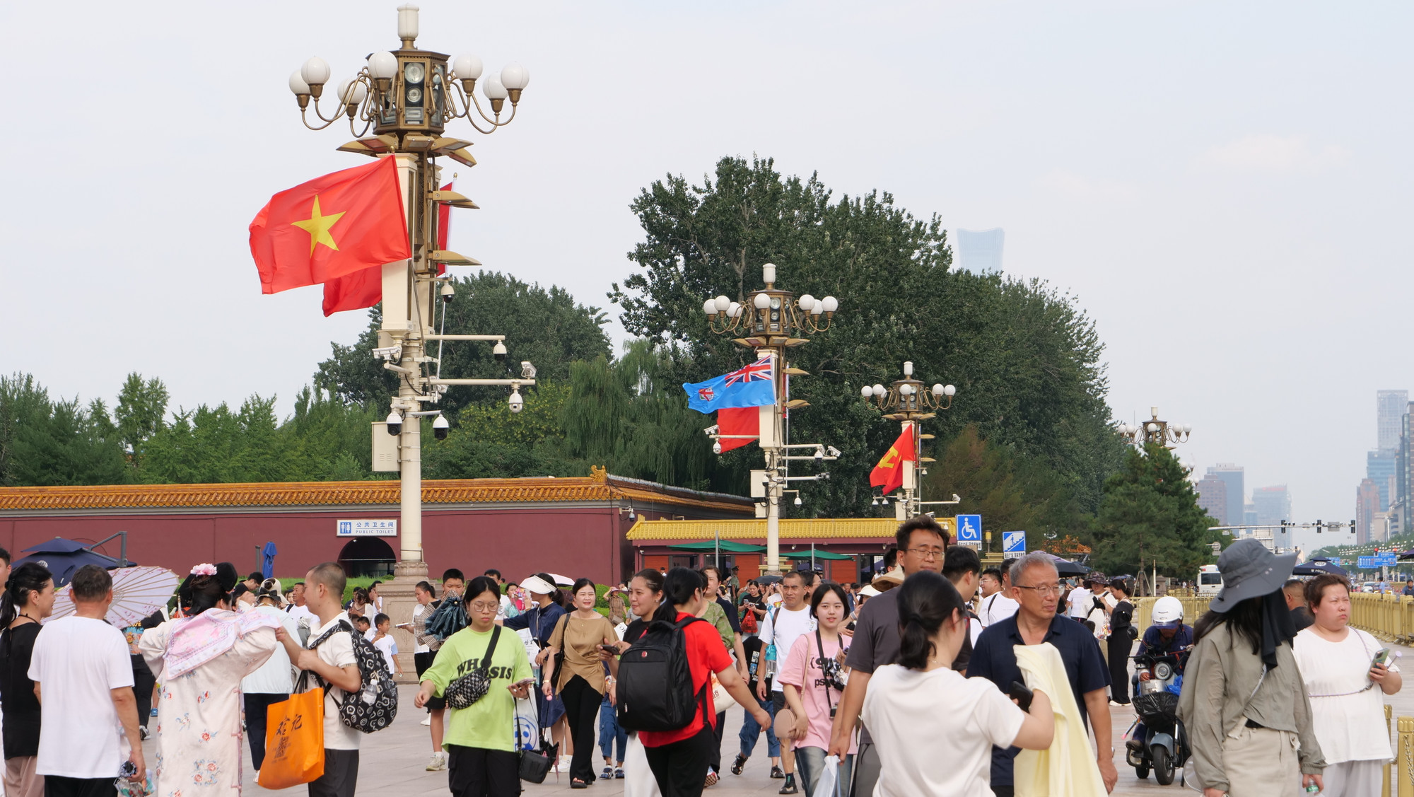 Rất đông du khách và người dân tham quan Thiên An Môn, dưới Quốc kỳ Việt Nam. Rất đông du khách và người dân tham quan Thiên An Môn, dưới Quốc kỳ Việt Nam.