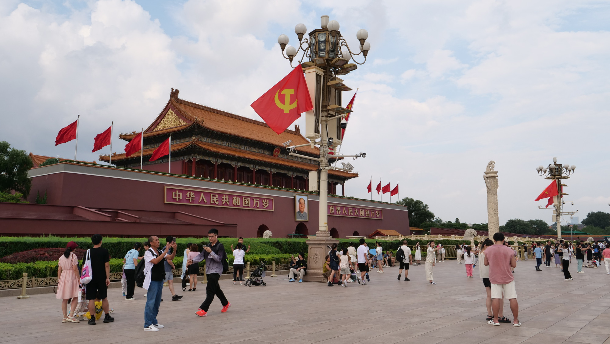 Đảng kỳ phấp phới phía trước Cố Cung - Tử Cấm Thành. Đảng kỳ phấp phới phía trước Cố Cung - Tử Cấm Thành.