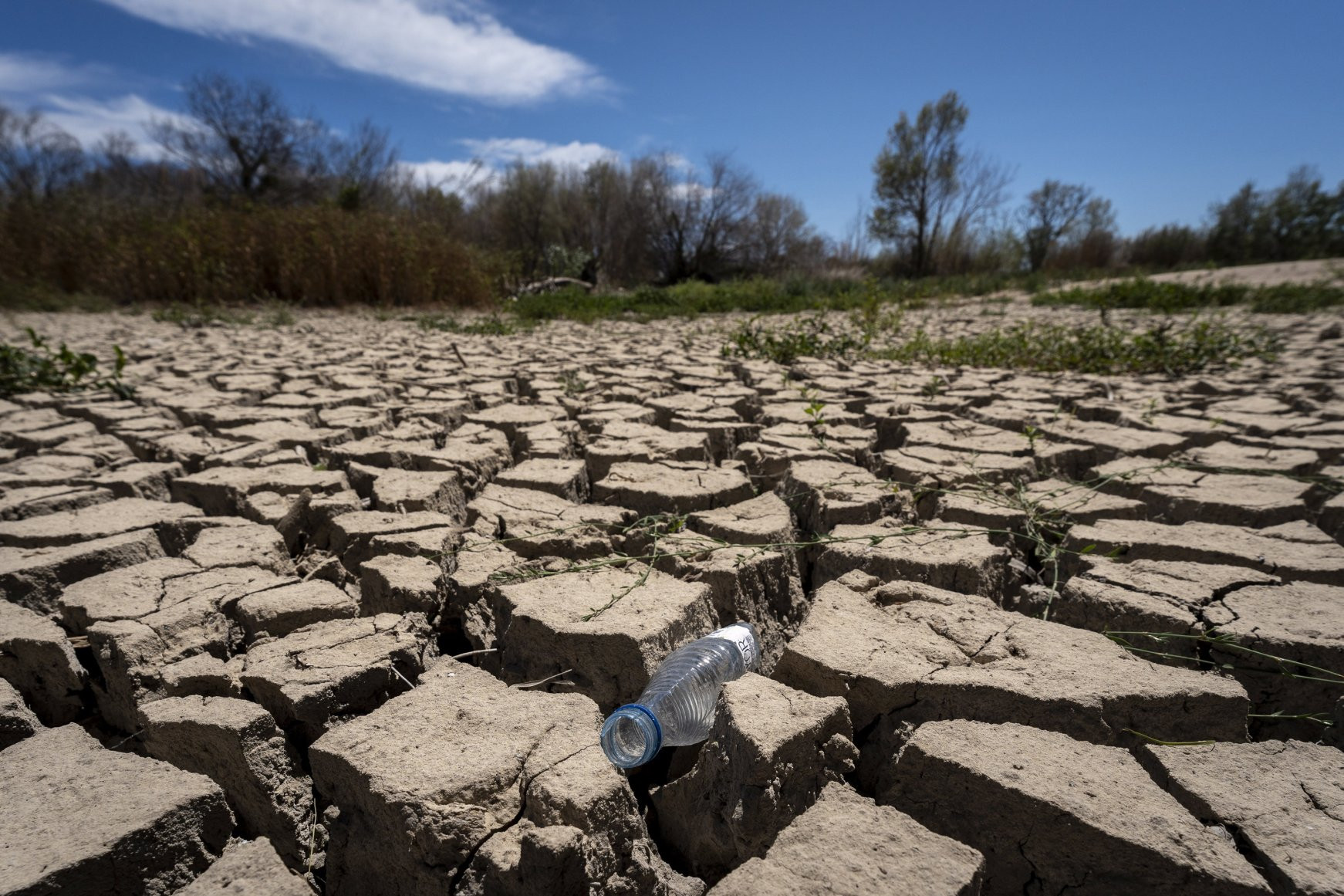 Khung cảnh một phần lòng sông khô cạn của sông Muga, chảy qua Peralada, tỉnh Girona, Tây Ban Nha ngày 4/8. Cơ quan Nước Catalonia (ACA) đã phải ban bố tình trạng khẩn cấp tại 22 đô thị ở Alt Emporda do hạn hán và thiếu mưa từ cuối năm 2021. Ảnh: EPA.