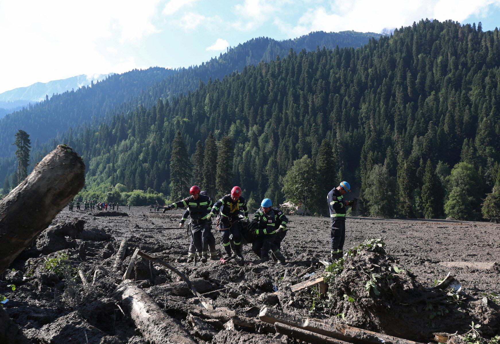 Lực lượng cứu hộ tham gia tìm kiếm và cứu hộ tại địa điểm xảy ra vụ lở đất ở Racha, Georgia. Ảnh: Reuters.