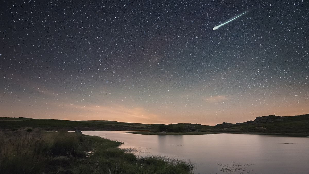 Một thiên thạch Perseid lớn lao xuống thị trấn A Veiga ở Galicia, Tây Ban Nha. Ảnh: Getty Images